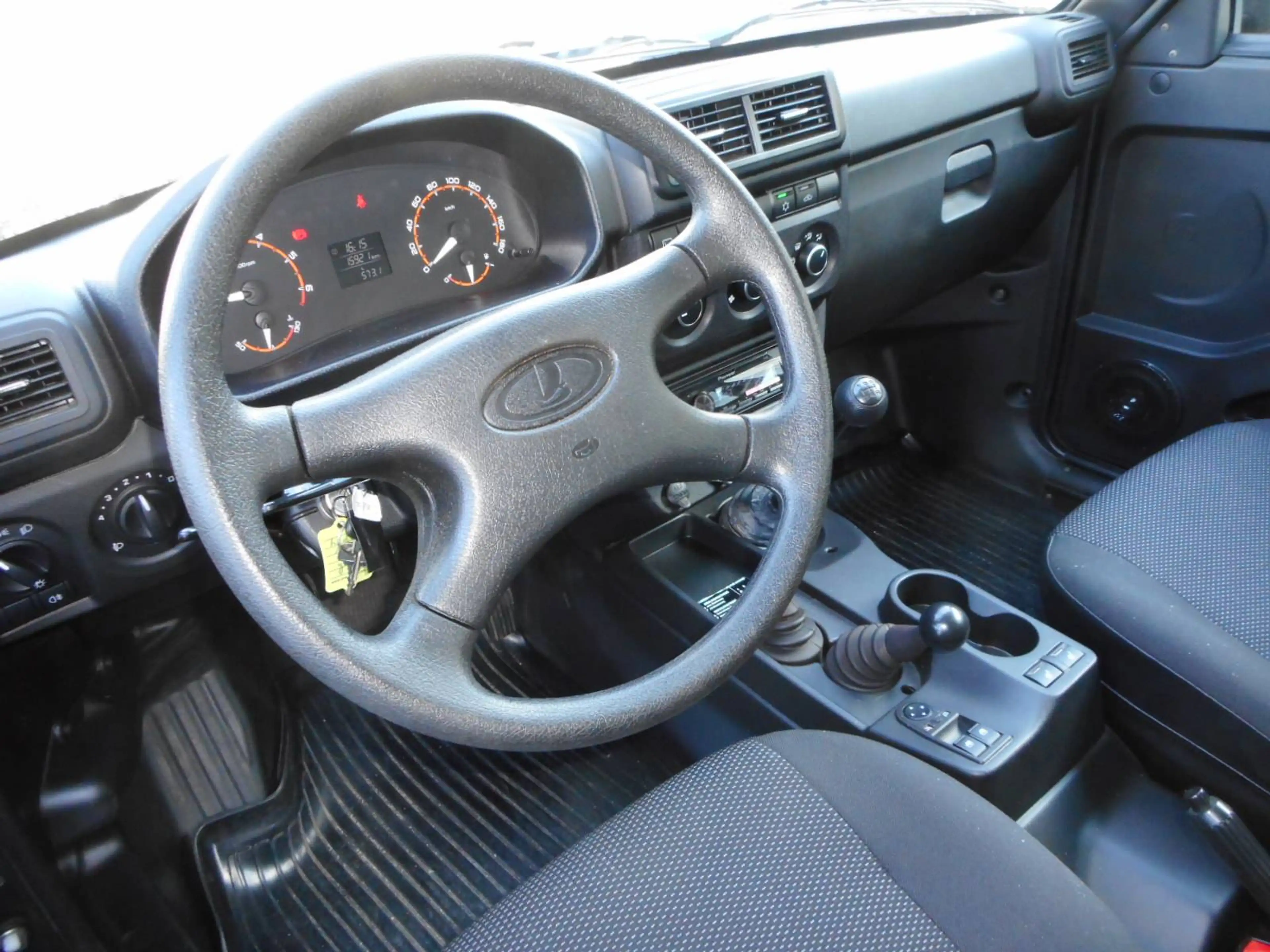 Lada Niva 4x4 Legend, Klima, nur 16.000 km! — photo 11