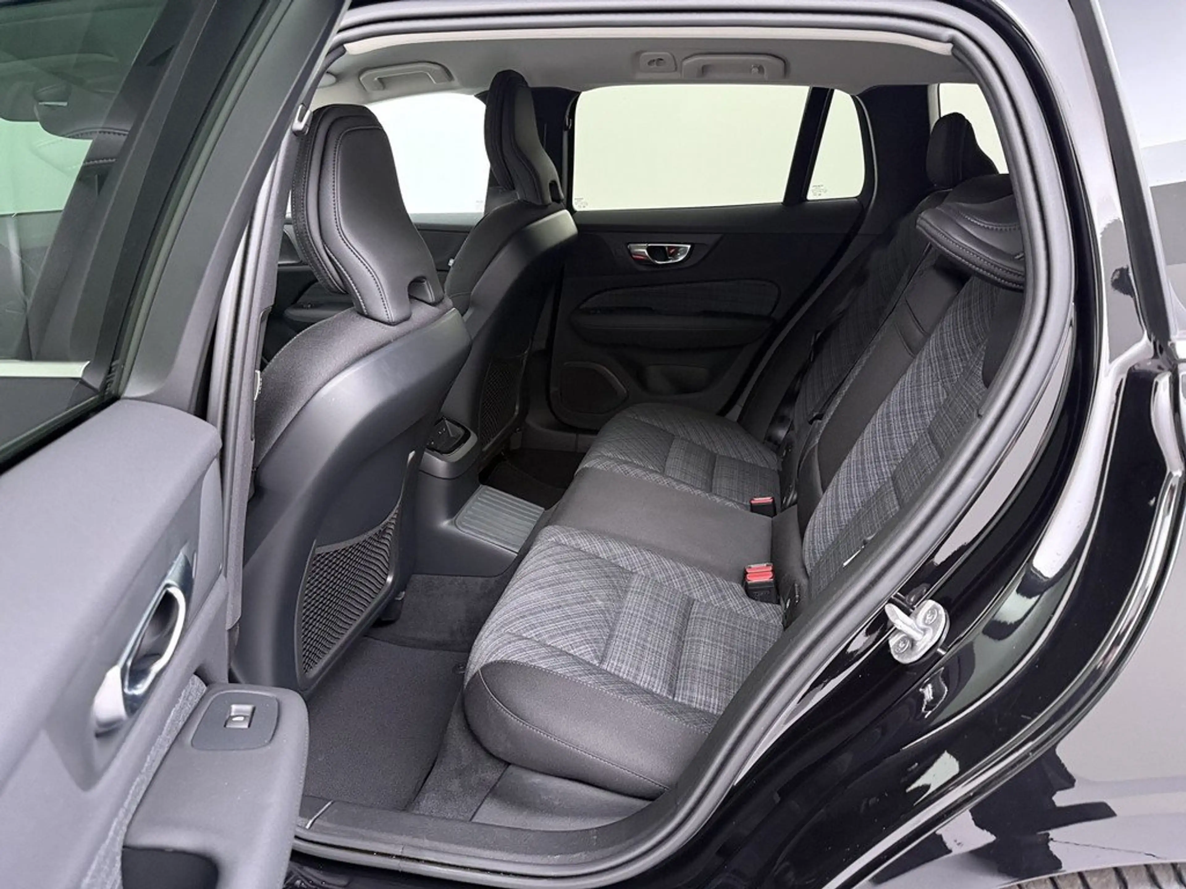 Volvo V60 T6 Core Plug-in Hybrid AWD STANDHZ LED 360° — photo 15