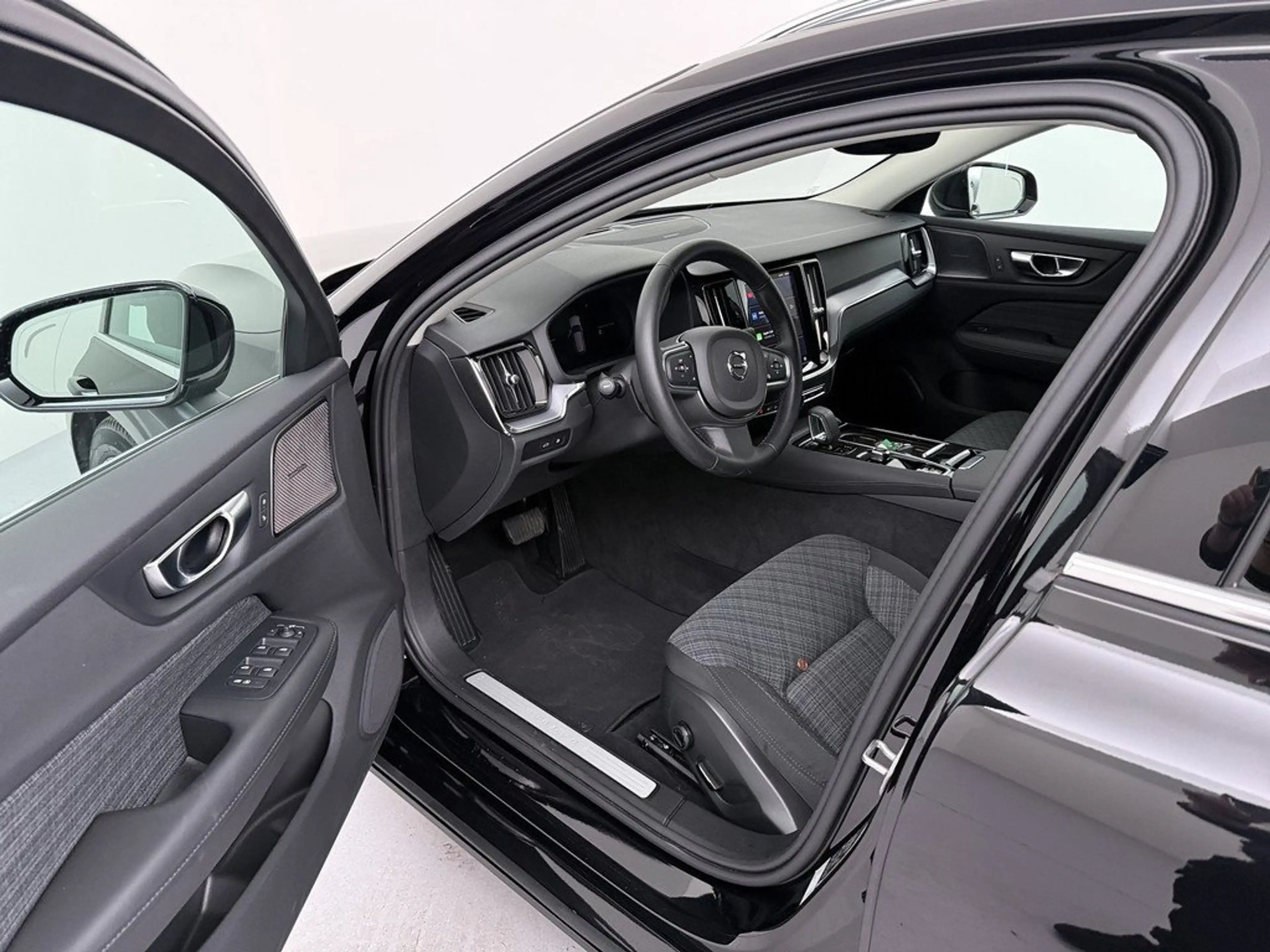 Volvo V60 T6 Core Plug-in Hybrid AWD STANDHZ LED 360° — photo 11