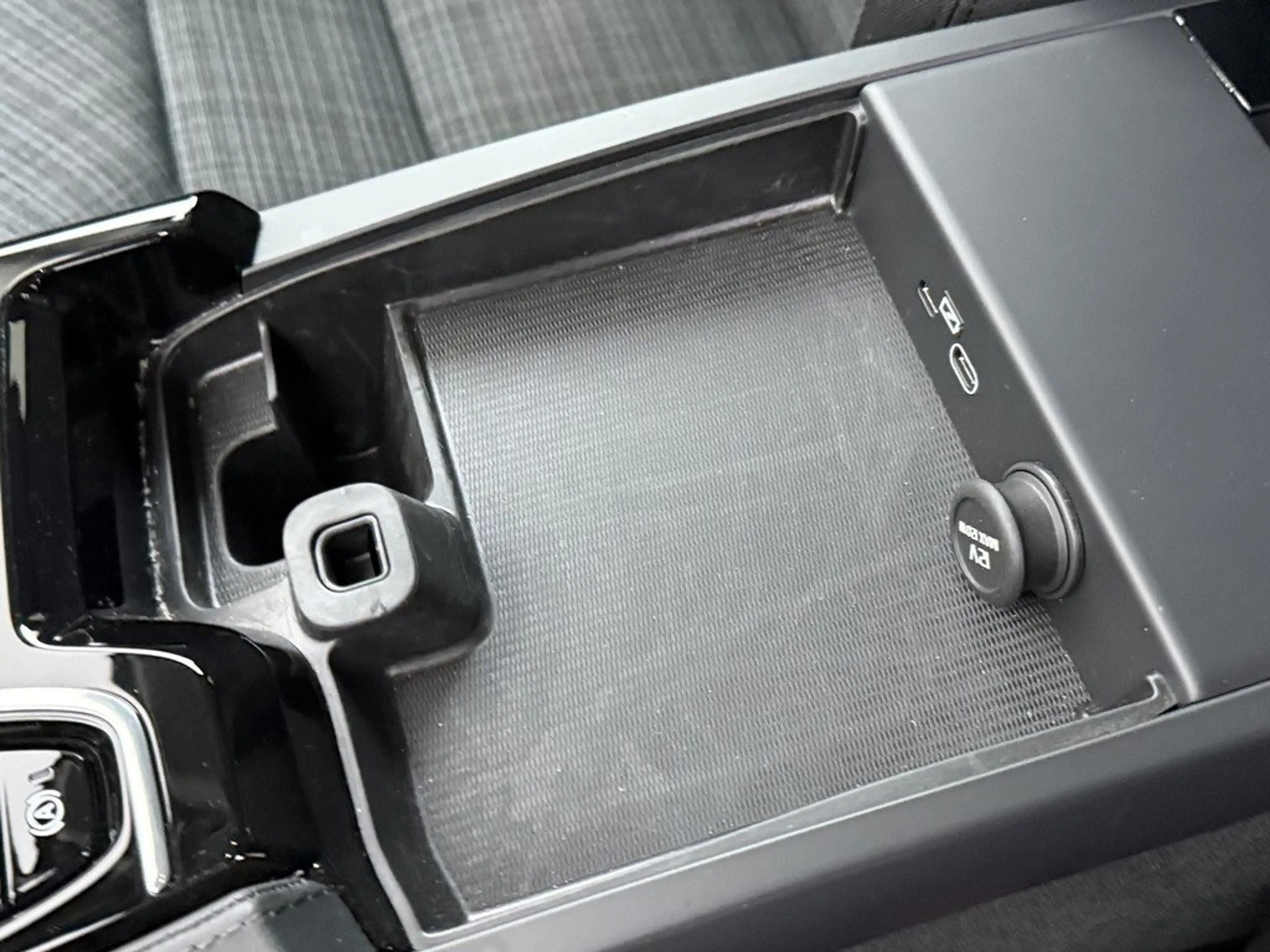 Volvo V60 T6 Core Plug-in Hybrid AWD STANDHZ LED 360° — photo 38