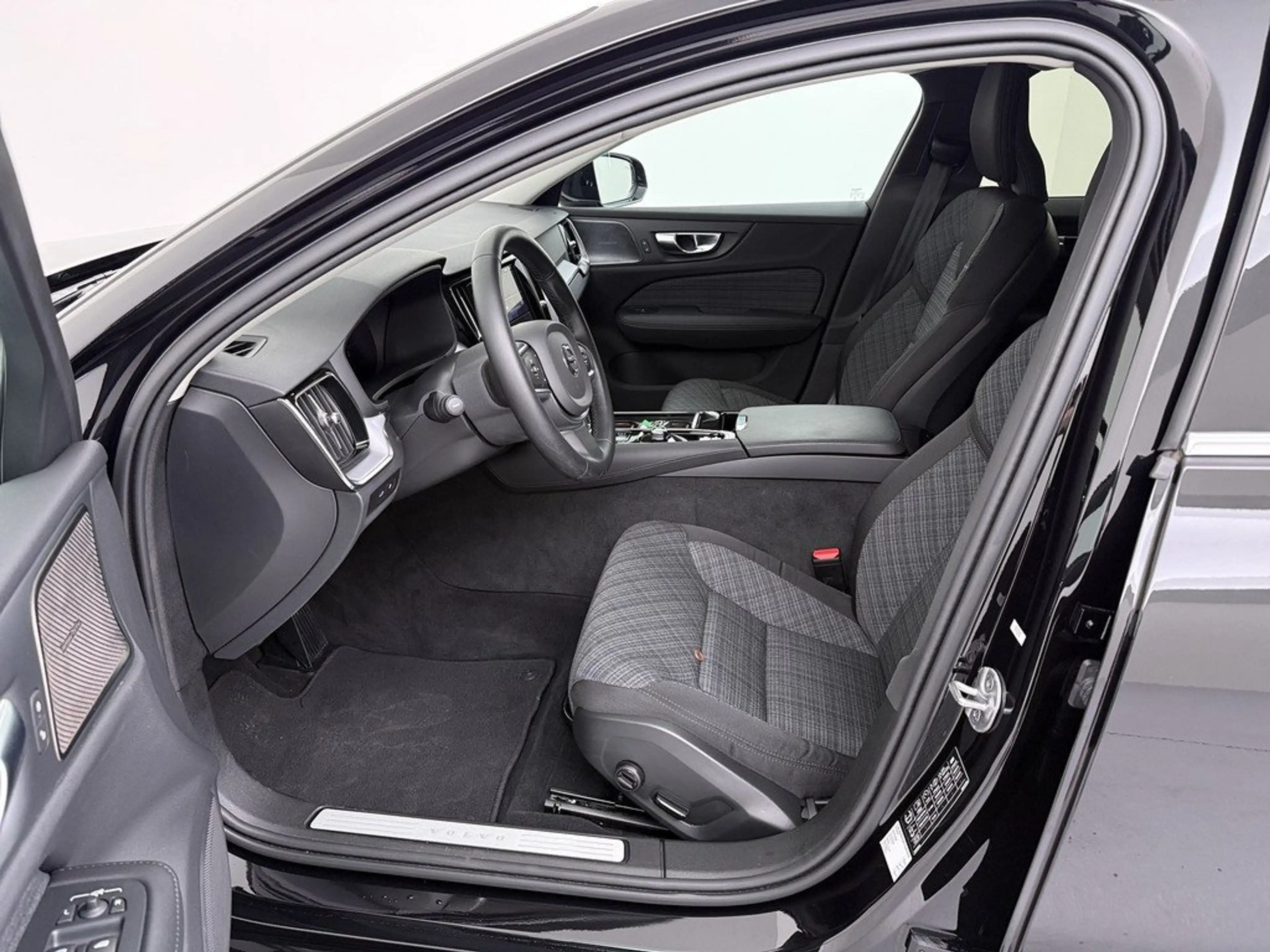 Volvo V60 T6 Core Plug-in Hybrid AWD STANDHZ LED 360° — photo 12