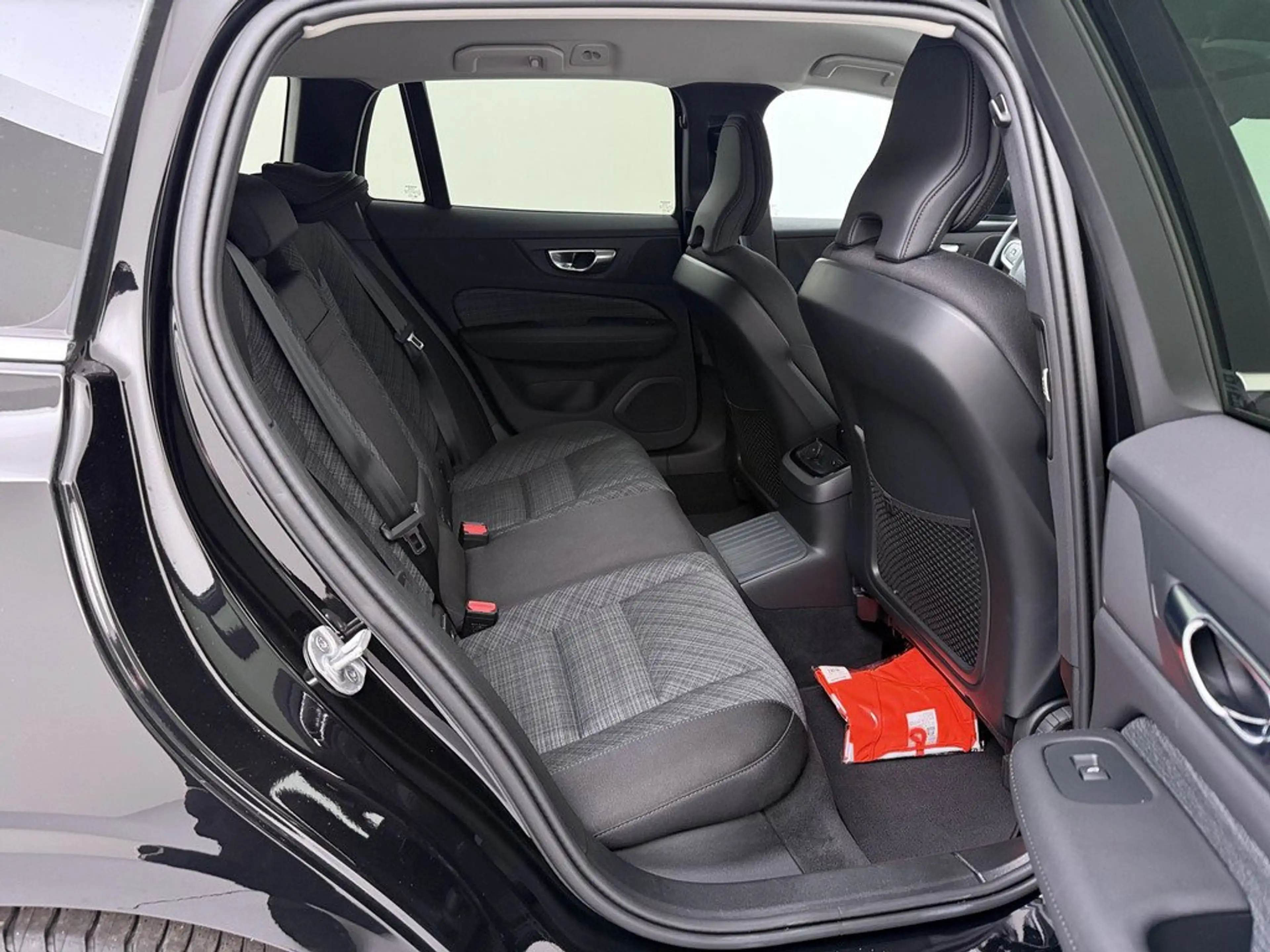 Volvo V60 T6 Core Plug-in Hybrid AWD STANDHZ LED 360° — photo 24