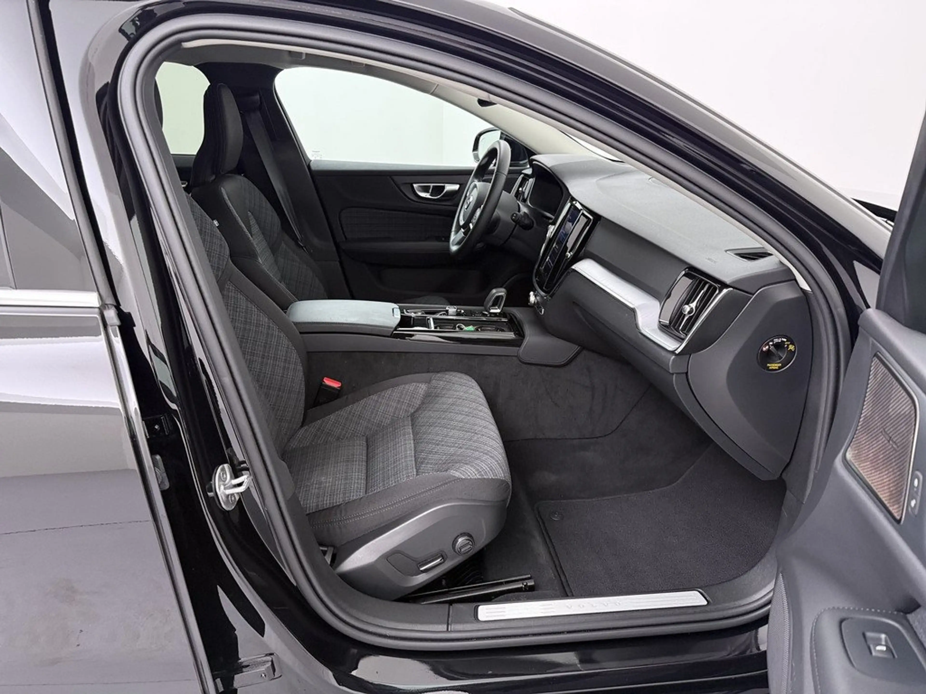 Volvo V60 T6 Core Plug-in Hybrid AWD STANDHZ LED 360° — photo 25