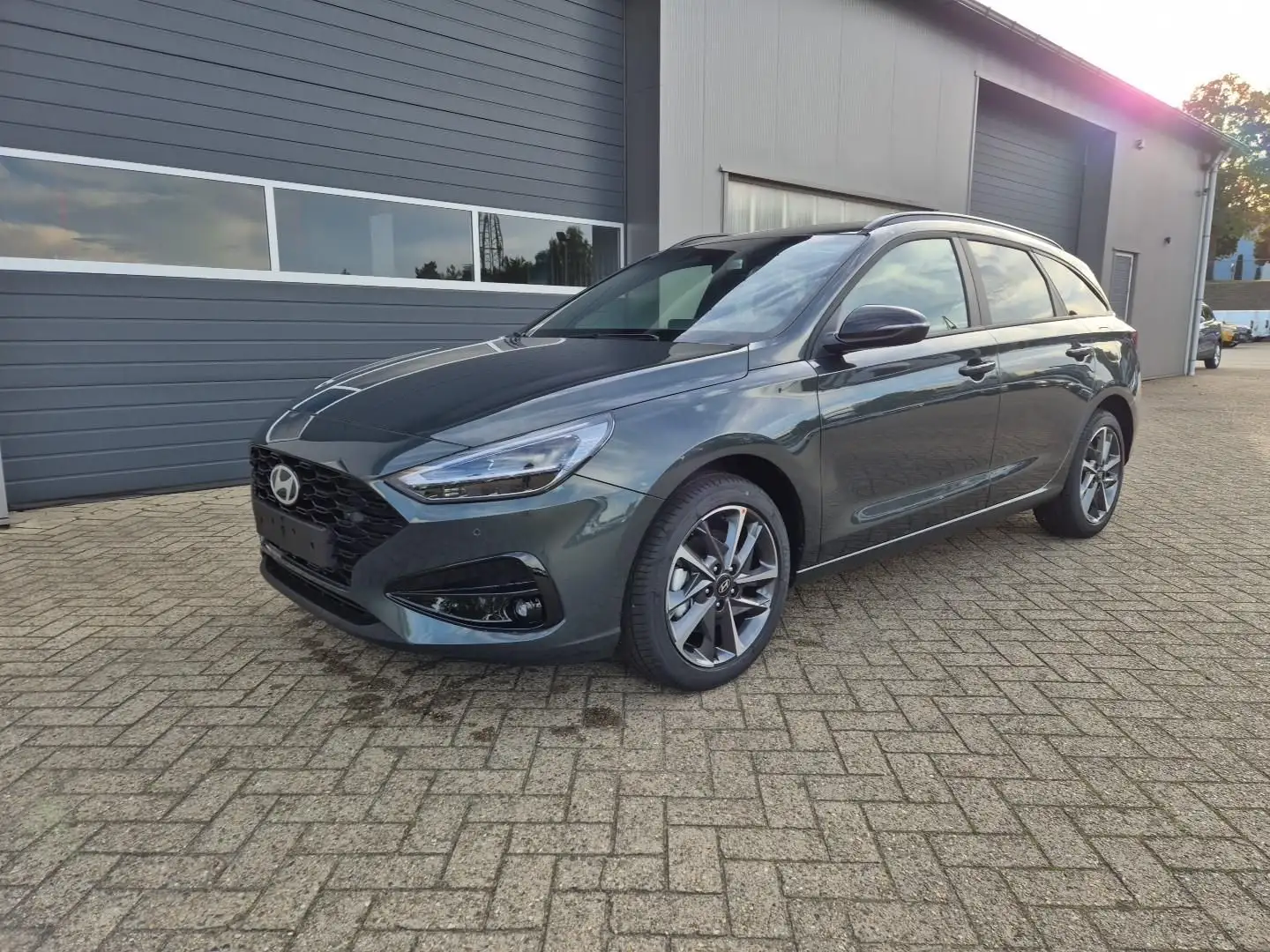 Hyundai i30 Kombi 1.5 T-GDI 95PS Sitzheizung Lenkradhei Vert - 1