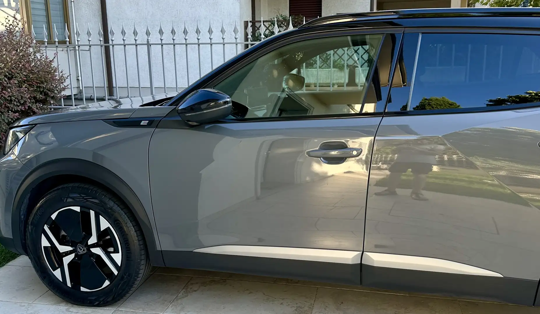 Peugeot e-2008 Allestimento GT, con nuovo logo, 156 CV Szary - 1
