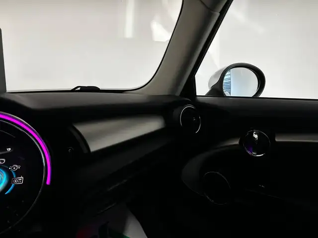 Mini Hatch view 19
