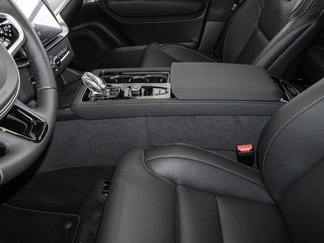 Volvo XC90 Ultra Black Edition Recharge Plug-In Hybrid AWD 7- 12