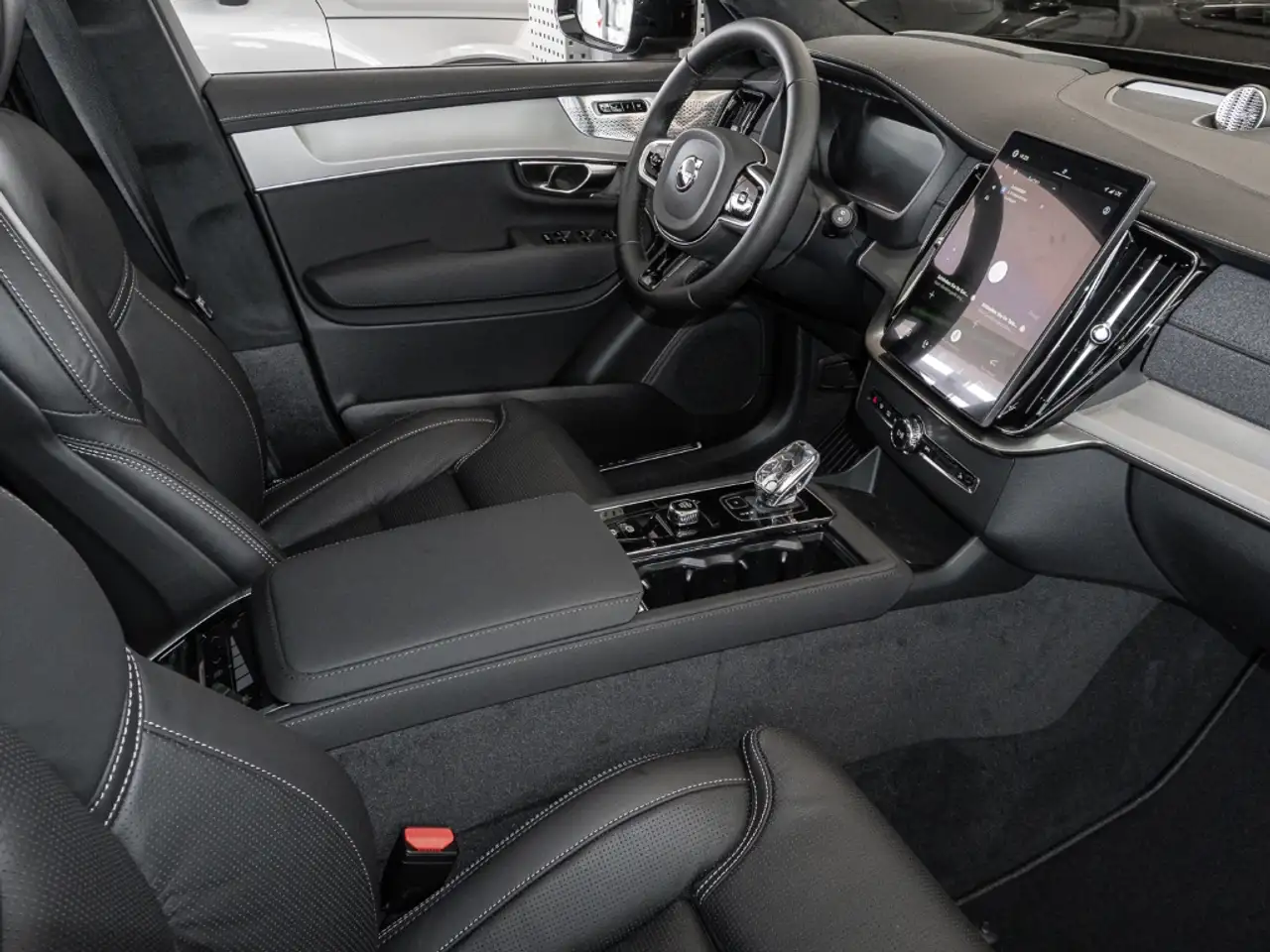 Volvo XC90 Ultra Black Edition Recharge Plug-In Hybrid AWD 7- 5