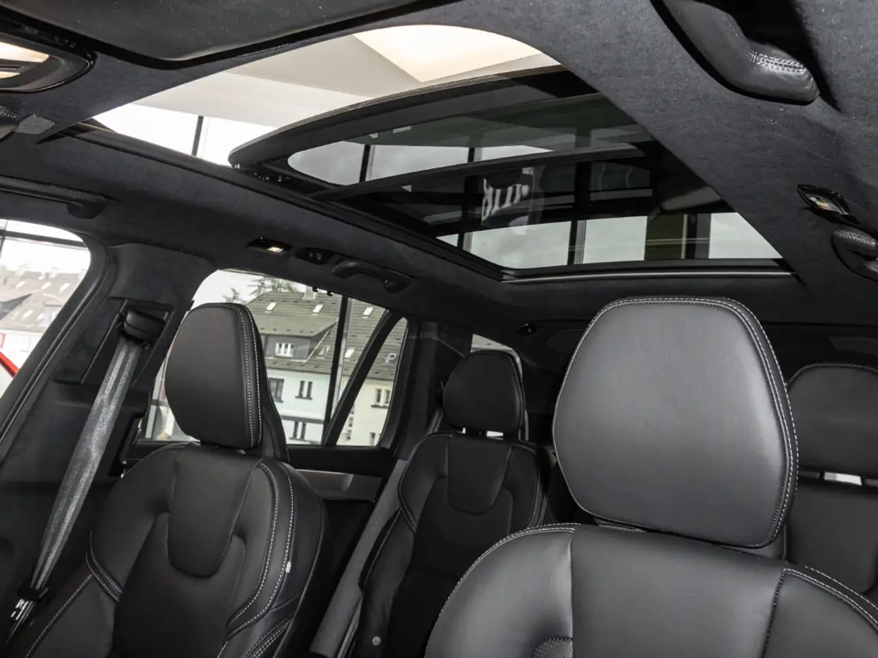 Volvo XC90 Ultra Black Edition Recharge Plug-In Hybrid AWD 7- 4