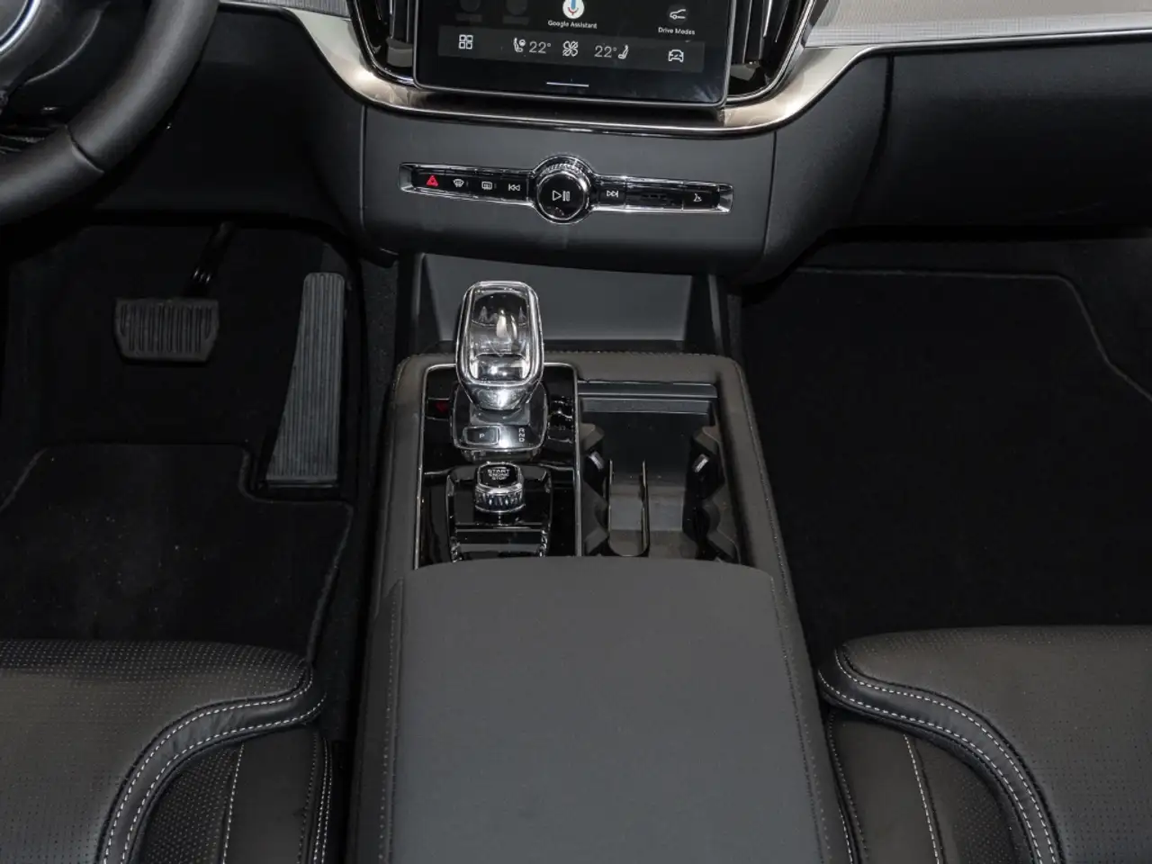 Volvo XC90 Ultra Black Edition Recharge Plug-In Hybrid AWD 7- 10