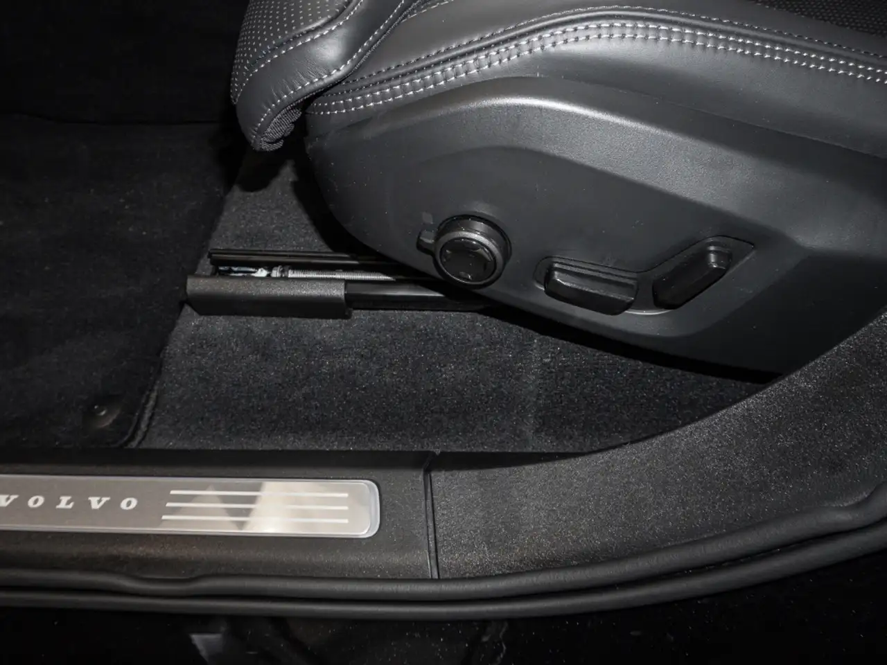 Volvo XC90 Ultra Black Edition Recharge Plug-In Hybrid AWD 7- 13