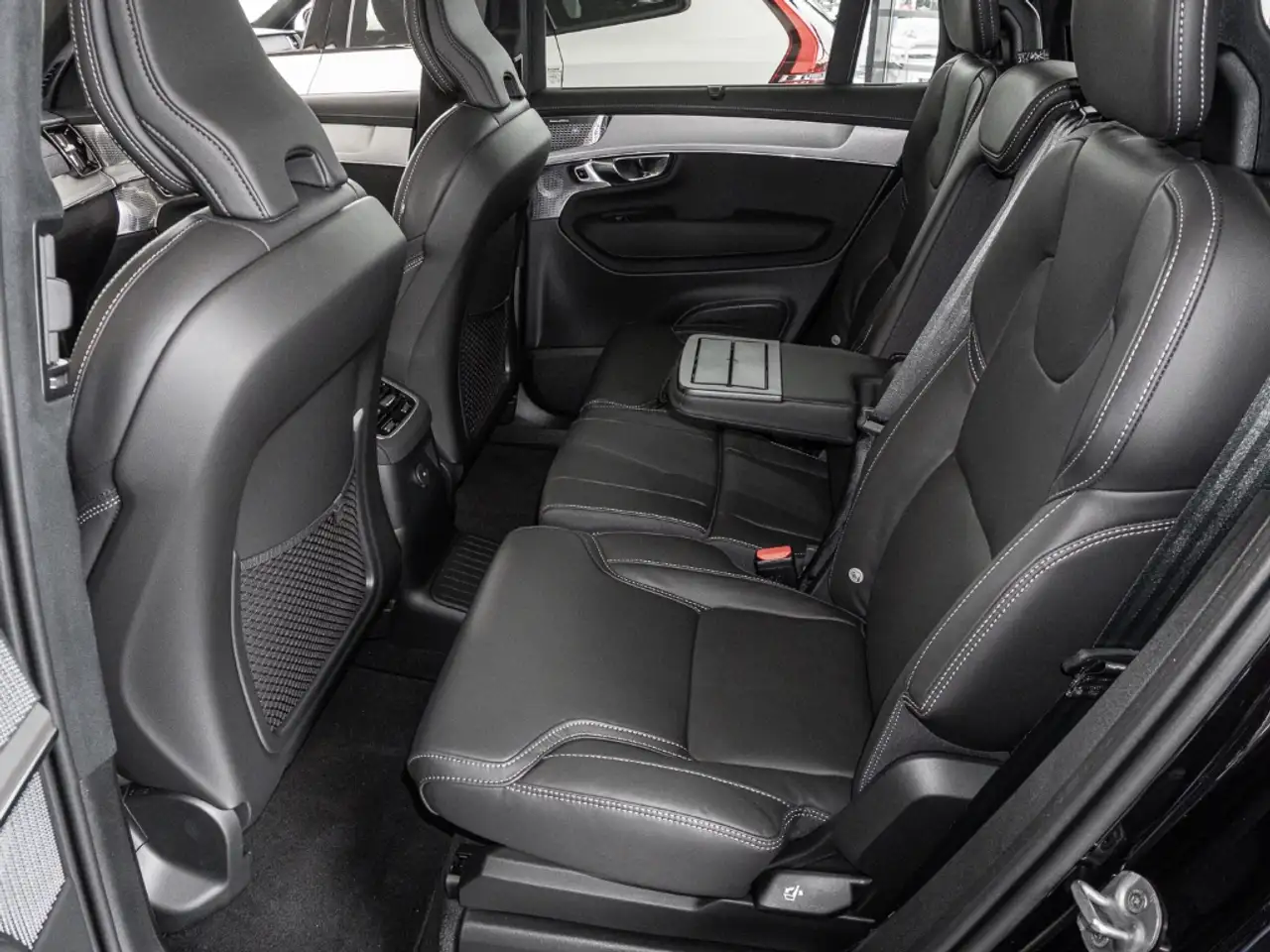 Volvo XC90 Ultra Black Edition Recharge Plug-In Hybrid AWD 7- 14