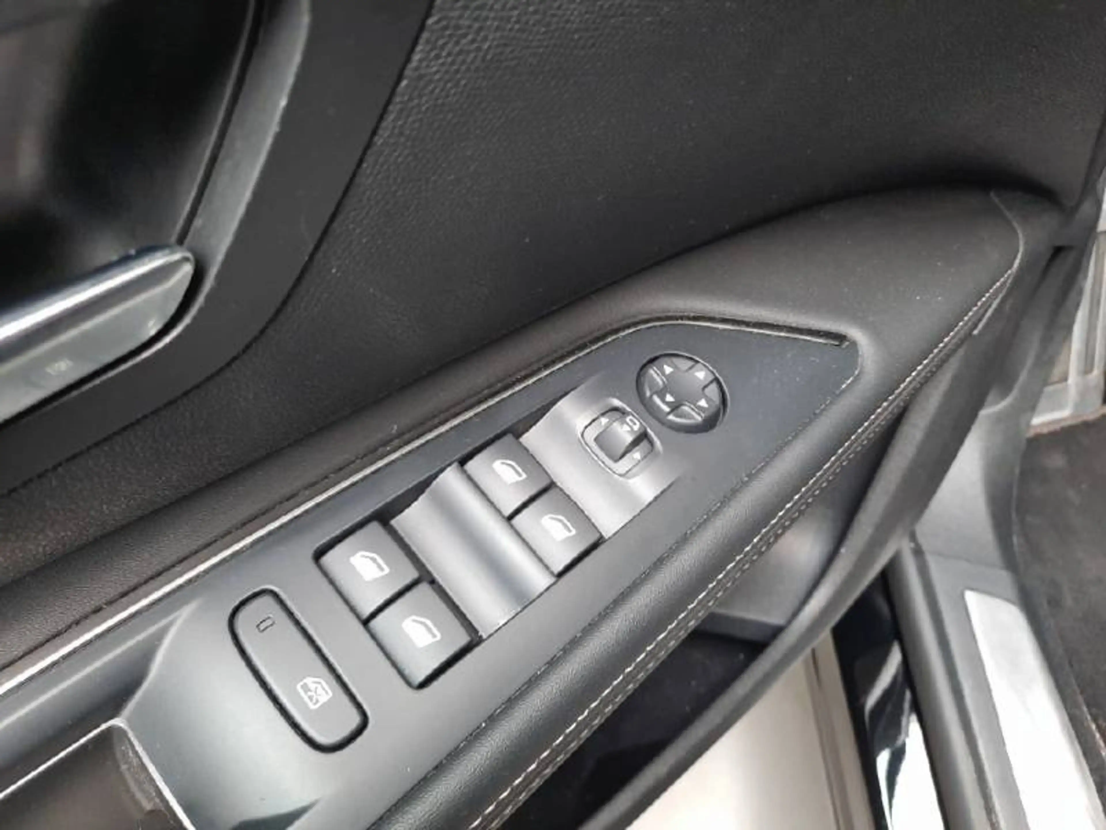 Peugeot 5008 2 1.2 PureTech 96kW S&S EAT8 GT — photo 12