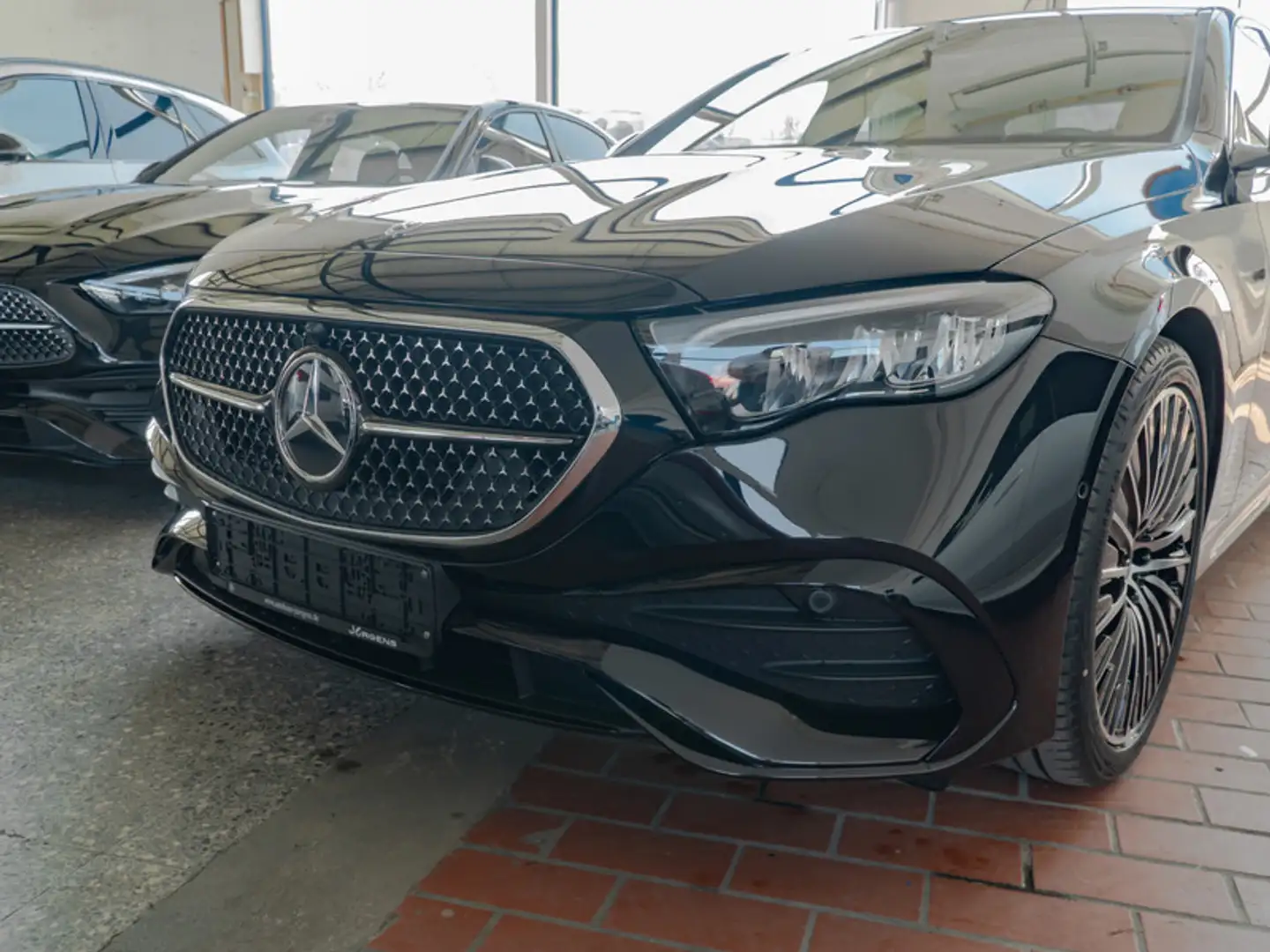 Mercedes-Benz E 200 4M AMG-Sport/Super/Pano/Night/Sitzklima/20 Schwarz - 2