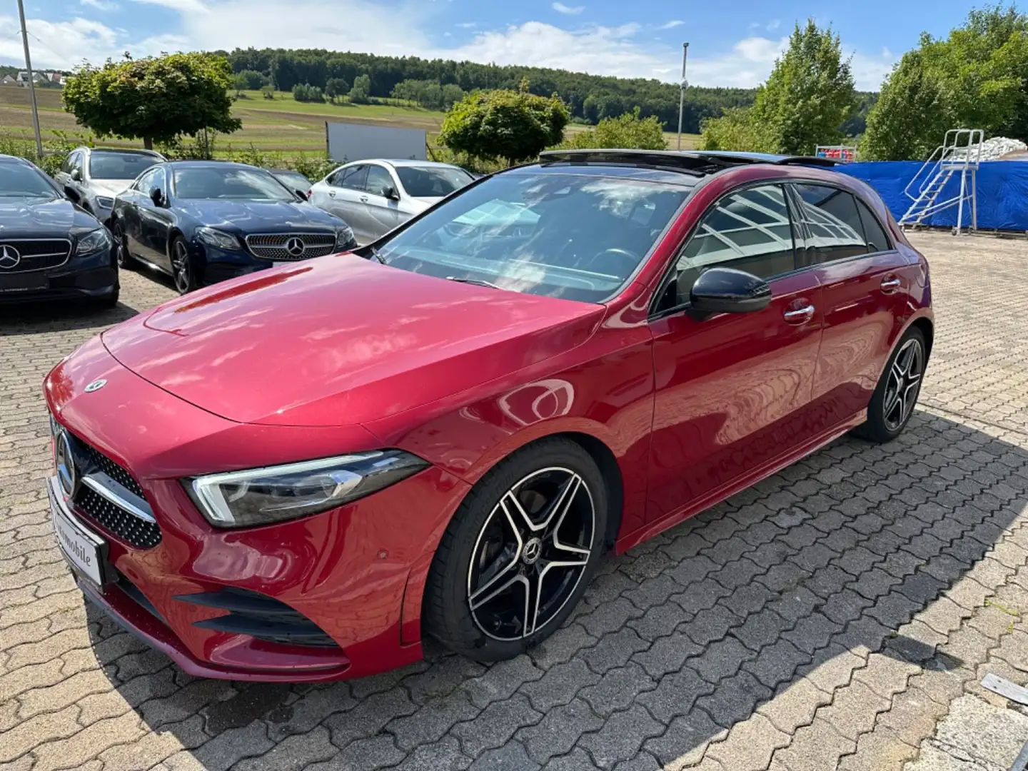 Mercedes-Benz A 180 AMG PANO LEDER AMBI WIEDE MEM MBUX LED KAM Rot - 1