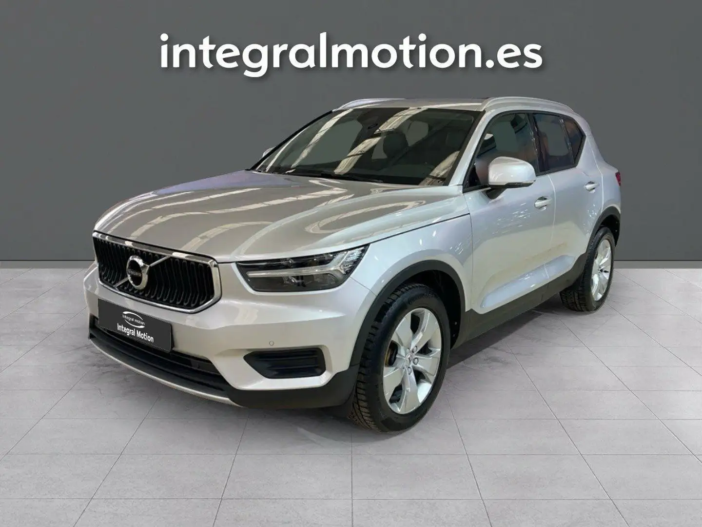 Volvo XC40 D3 Momentum Aut. Gris - 1