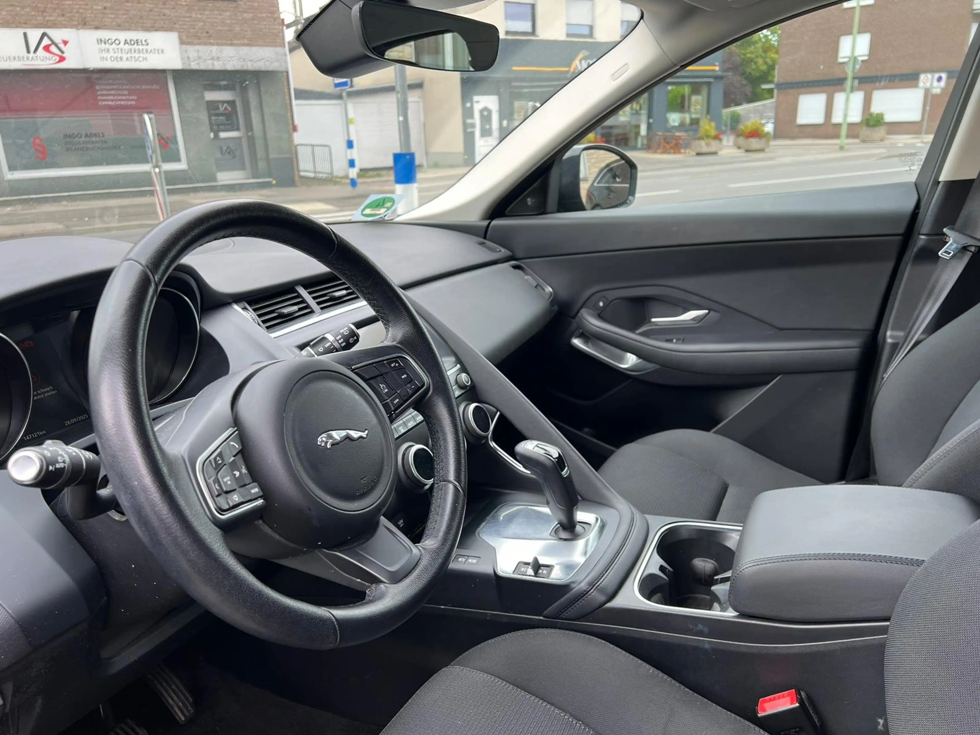Jaguar E-Pace Basis AWD — photo 9