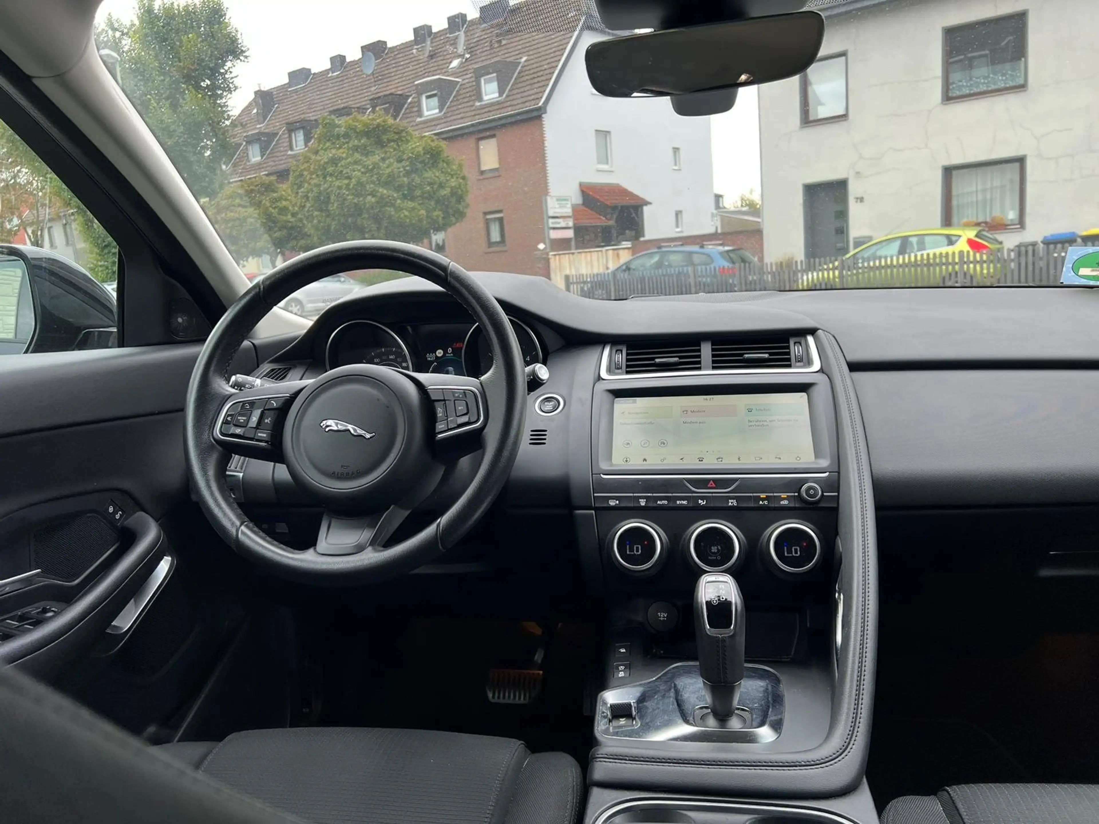 Jaguar E-Pace Basis AWD — photo 7
