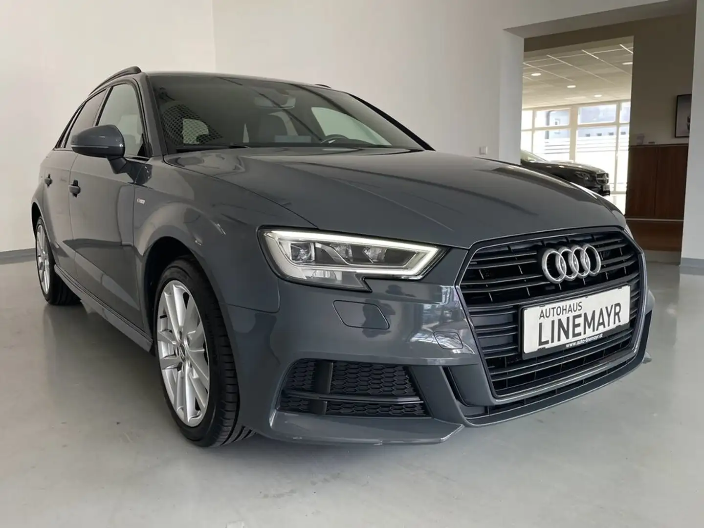 Audi A3 Sportback 1,0 TFSI S-tronic ''S line'' Grau - 2