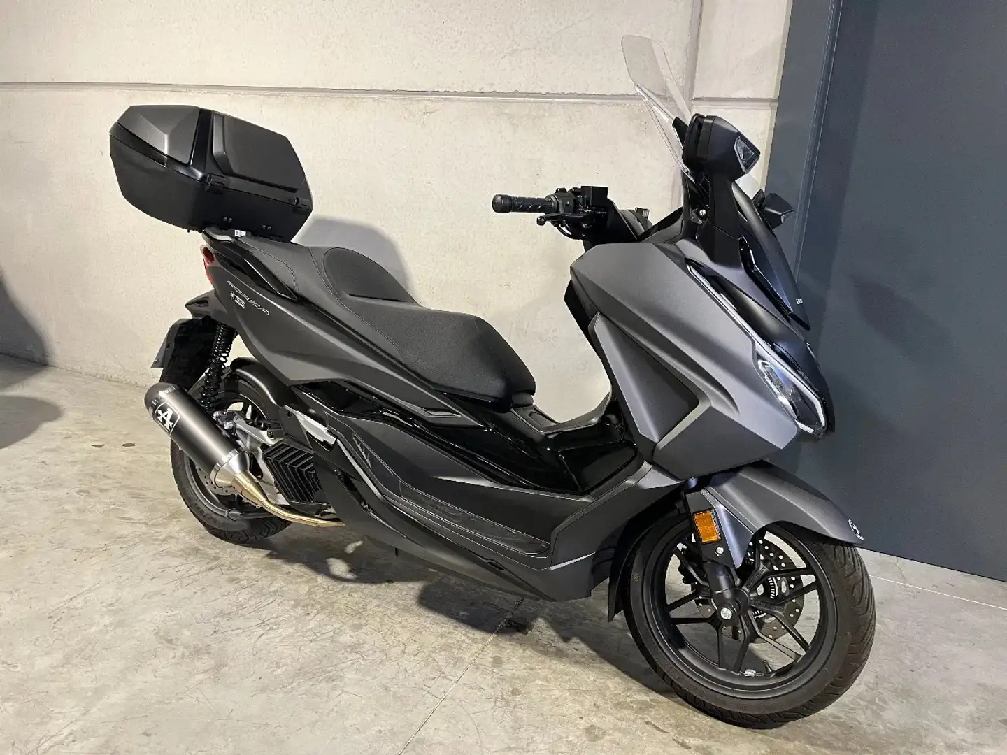Honda Forza 125 met arrow uitlaat in showroomstaat - 1