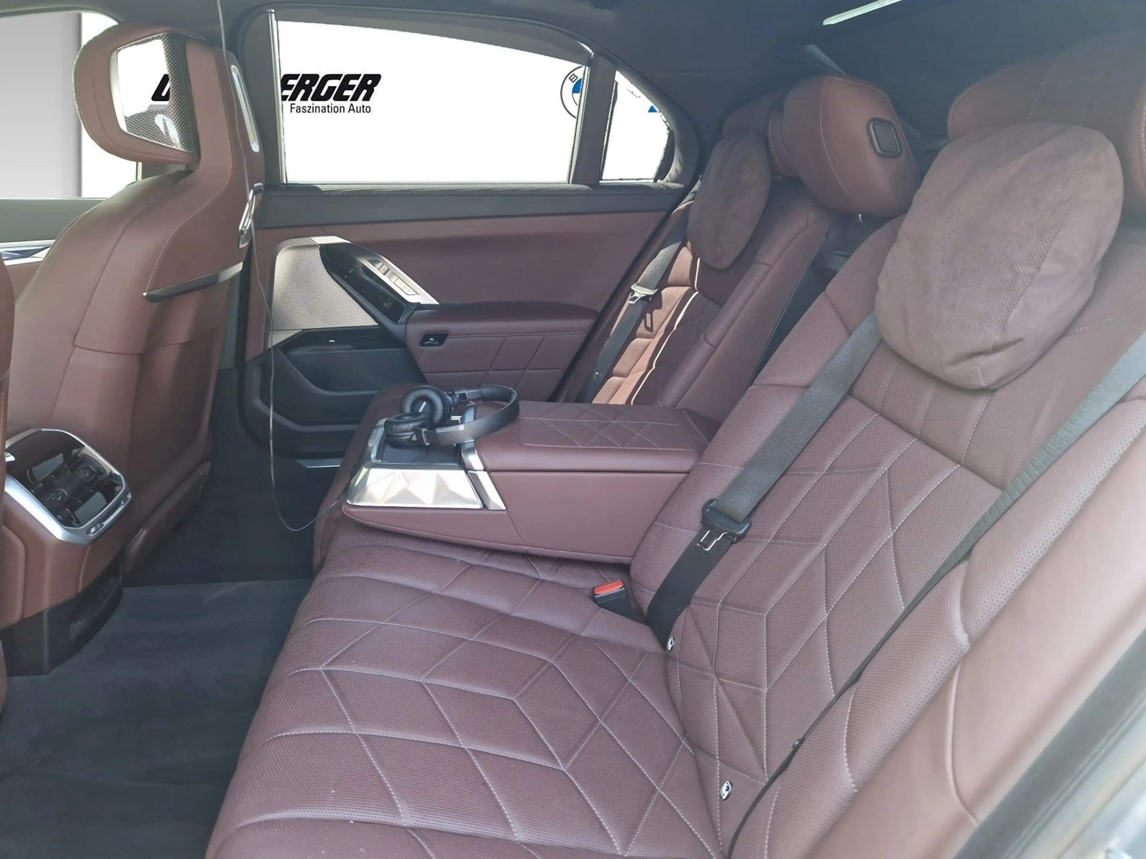 BMW i7 xDrive60 — photo 11