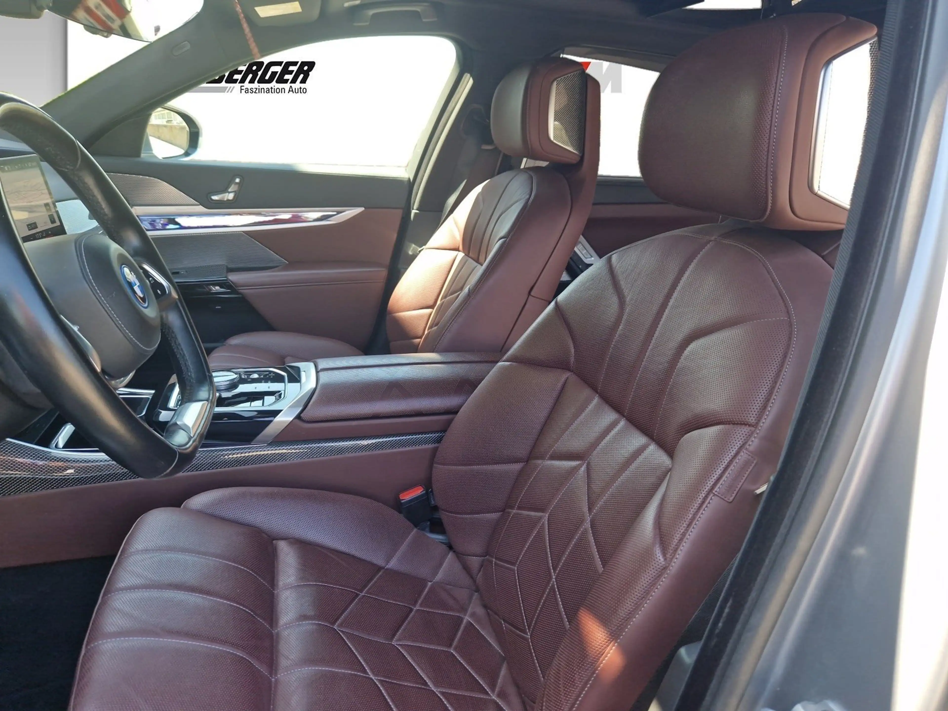 BMW i7 xDrive60 — photo 10