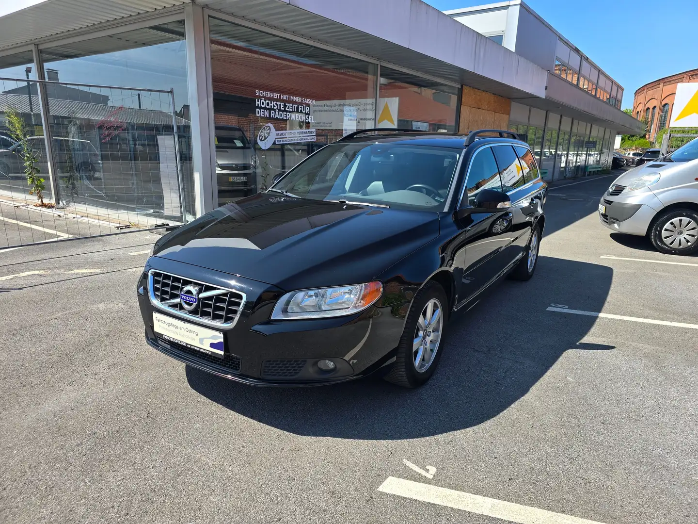 Volvo V70 2.0 D3- 5 Zylinder Schwarz - 1