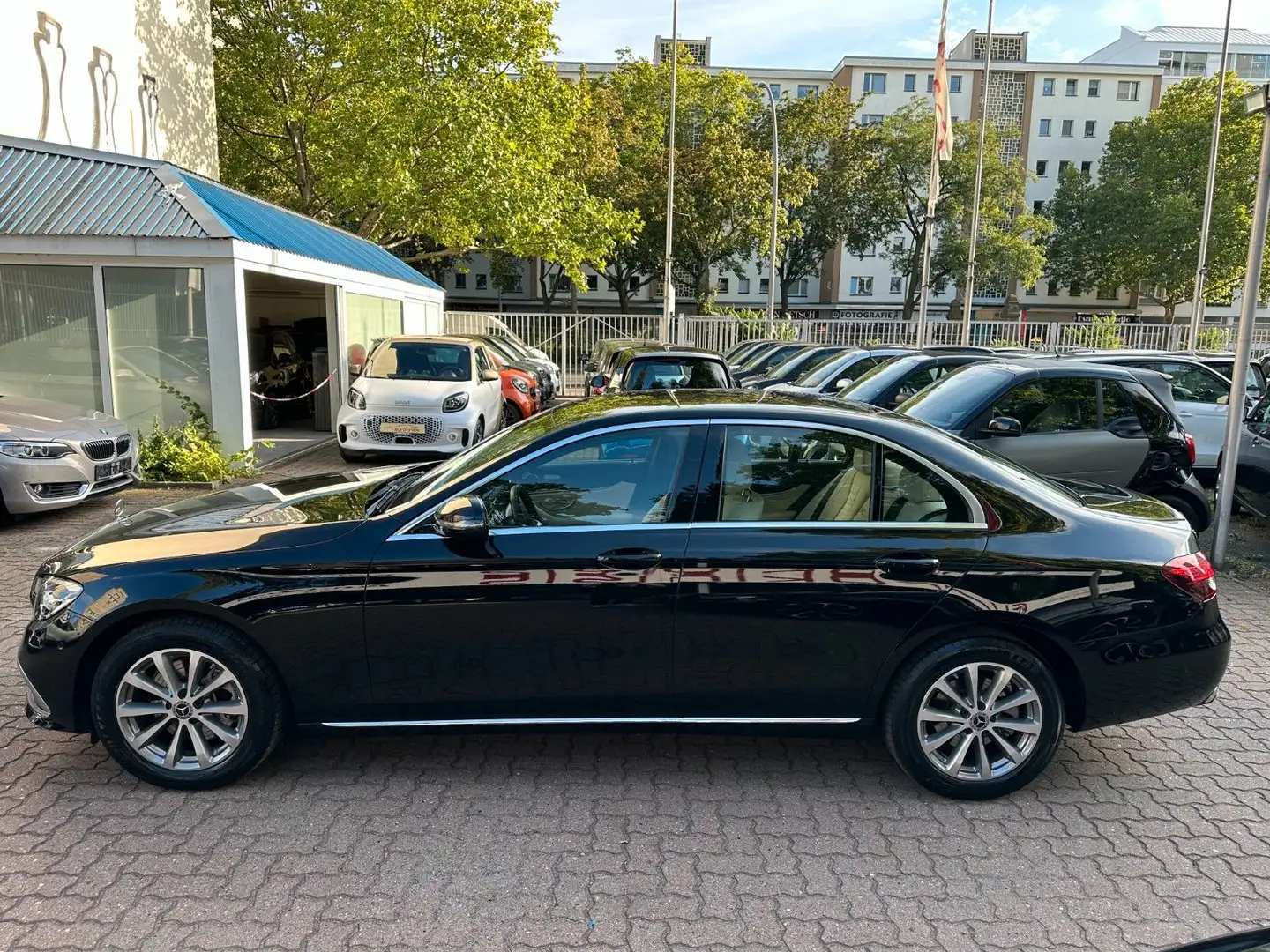 Mercedes-Benz E 200 AVANTGARDE*BUSINESS*LEDER*LED*SHZ*R-KAM* Schwarz - 2