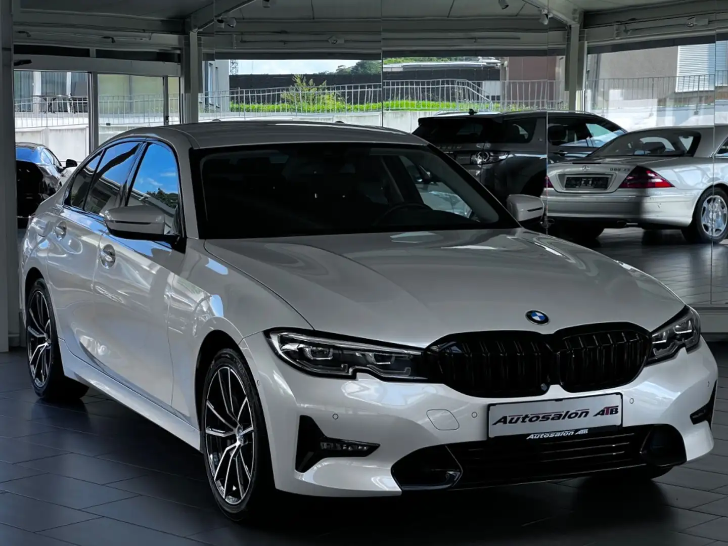 BMW 330 i Sport Line |LED-SCHEINWERFER NAVI LEDER| Blanc - 1