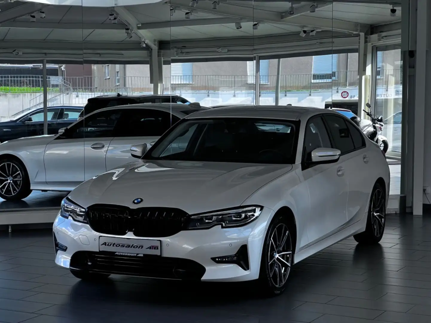 BMW 330 i Sport Line |LED-SCHEINWERFER NAVI LEDER| Blanc - 2