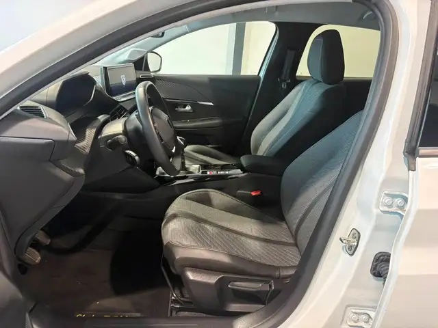 Peugeot 208 view 8