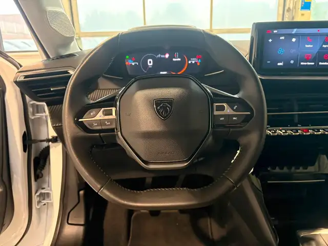 Peugeot 208 view 10