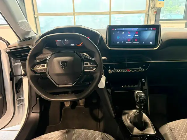 Peugeot 208 view 9