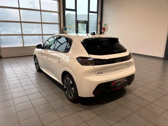 Peugeot 208 view 4