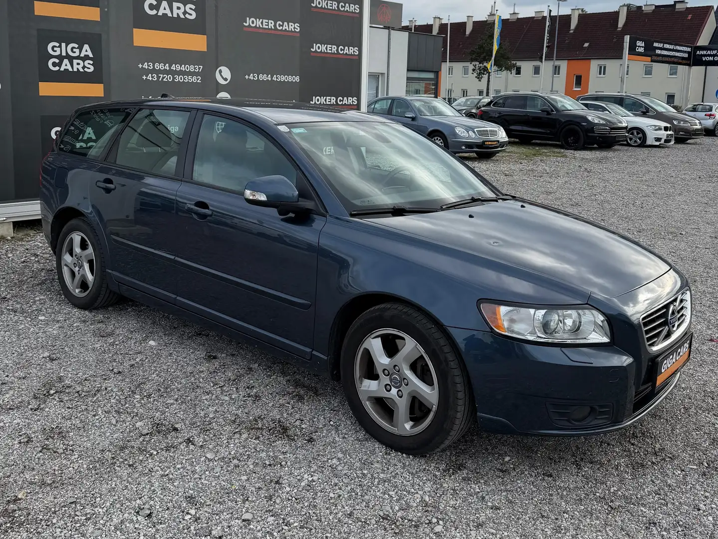 Volvo V50 D3 Momentum Blau - 1