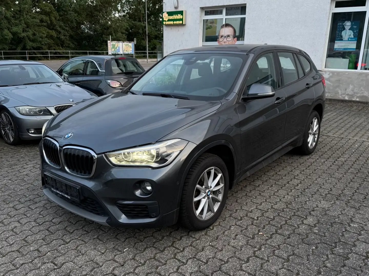 BMW X1 sDrive 18i Automatik LED Sportsitze M Lenkrad Grau - 1