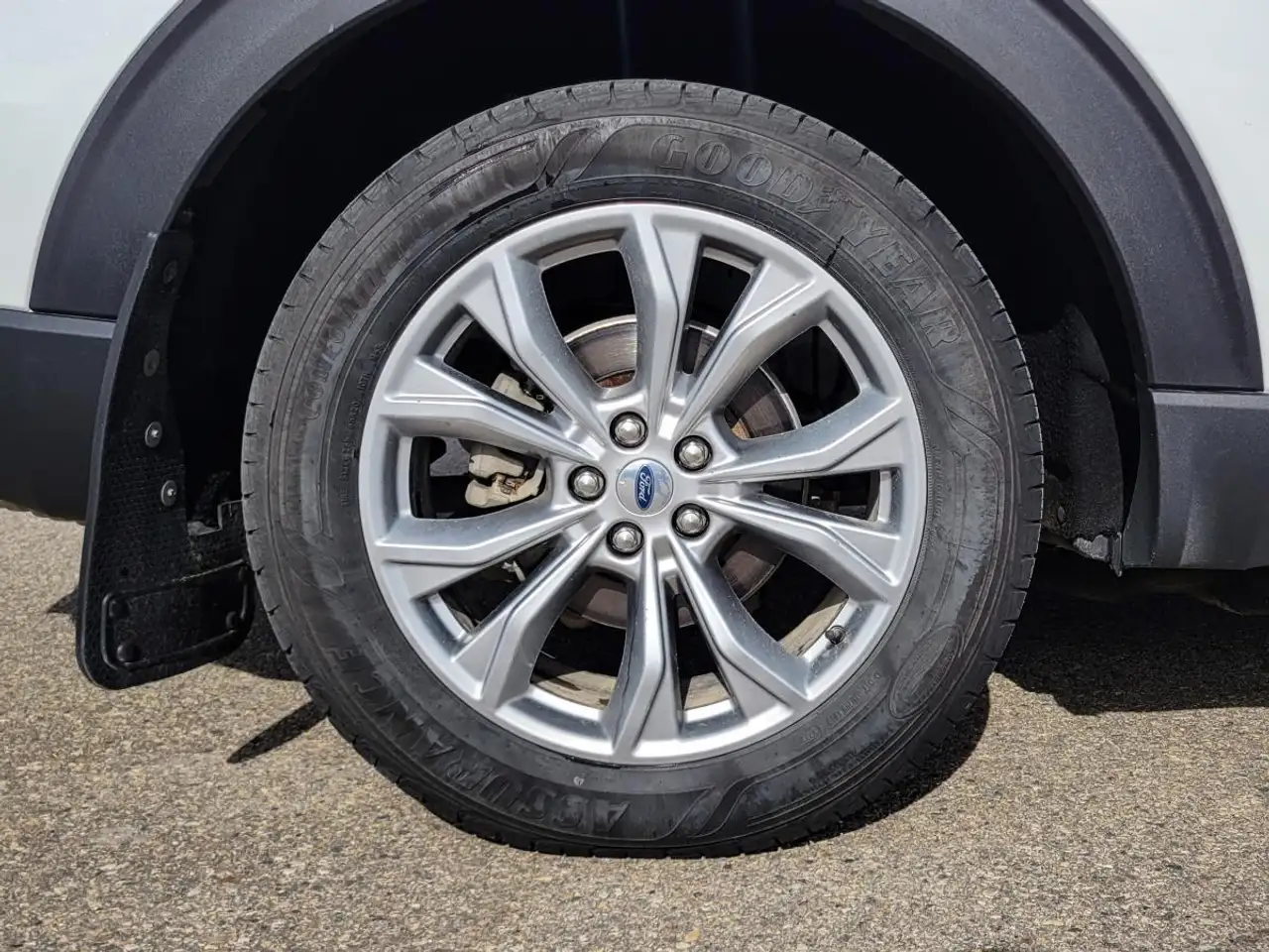 Ford Explorer снимка Ford Explorer