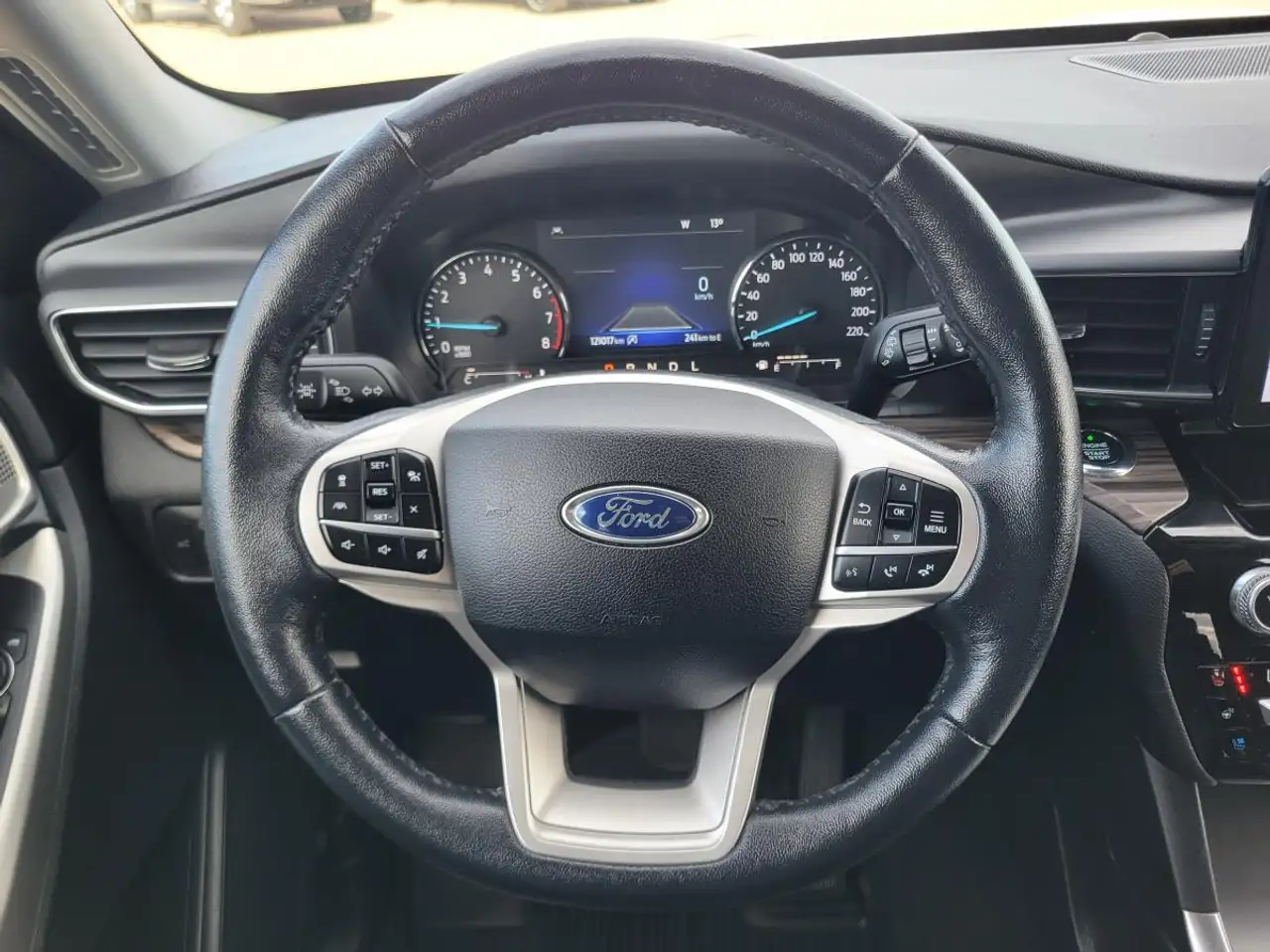 Ford Explorer снимка Ford Explorer