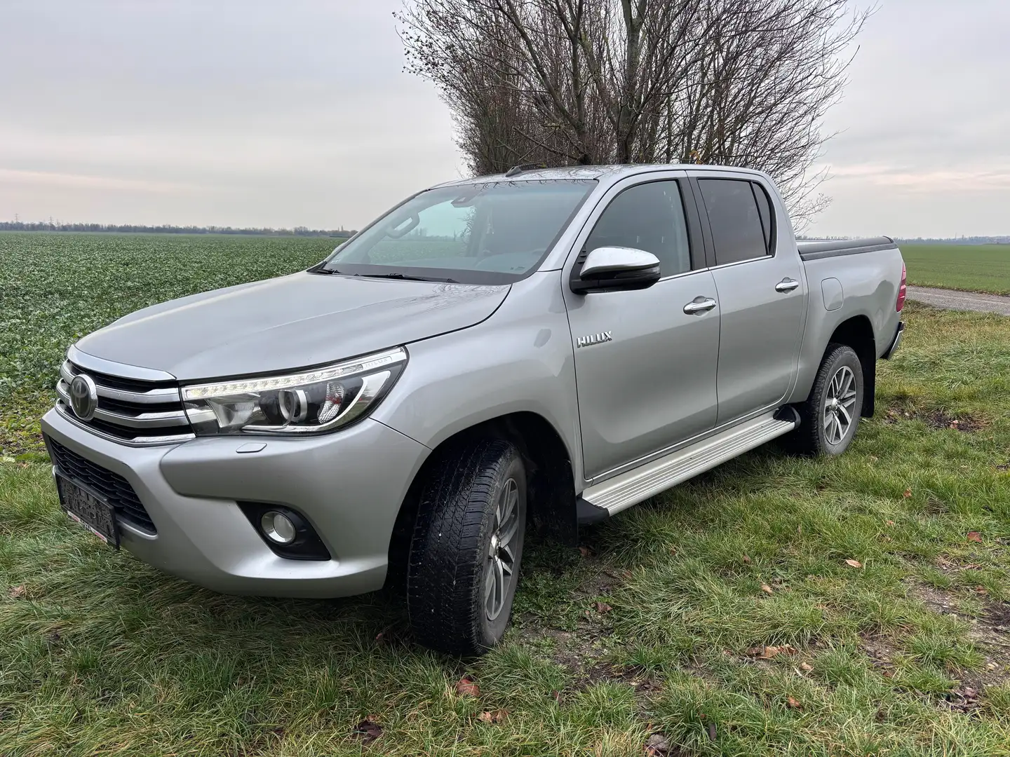 Toyota Hilux Silber - 1
