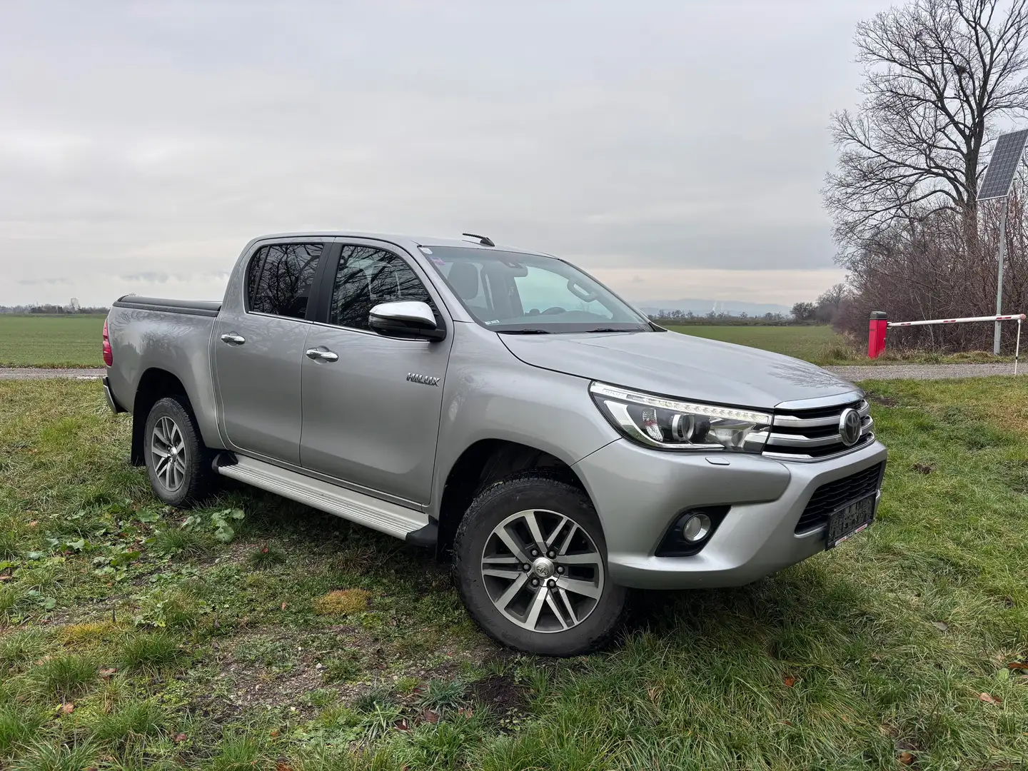 Toyota Hilux Silber - 2
