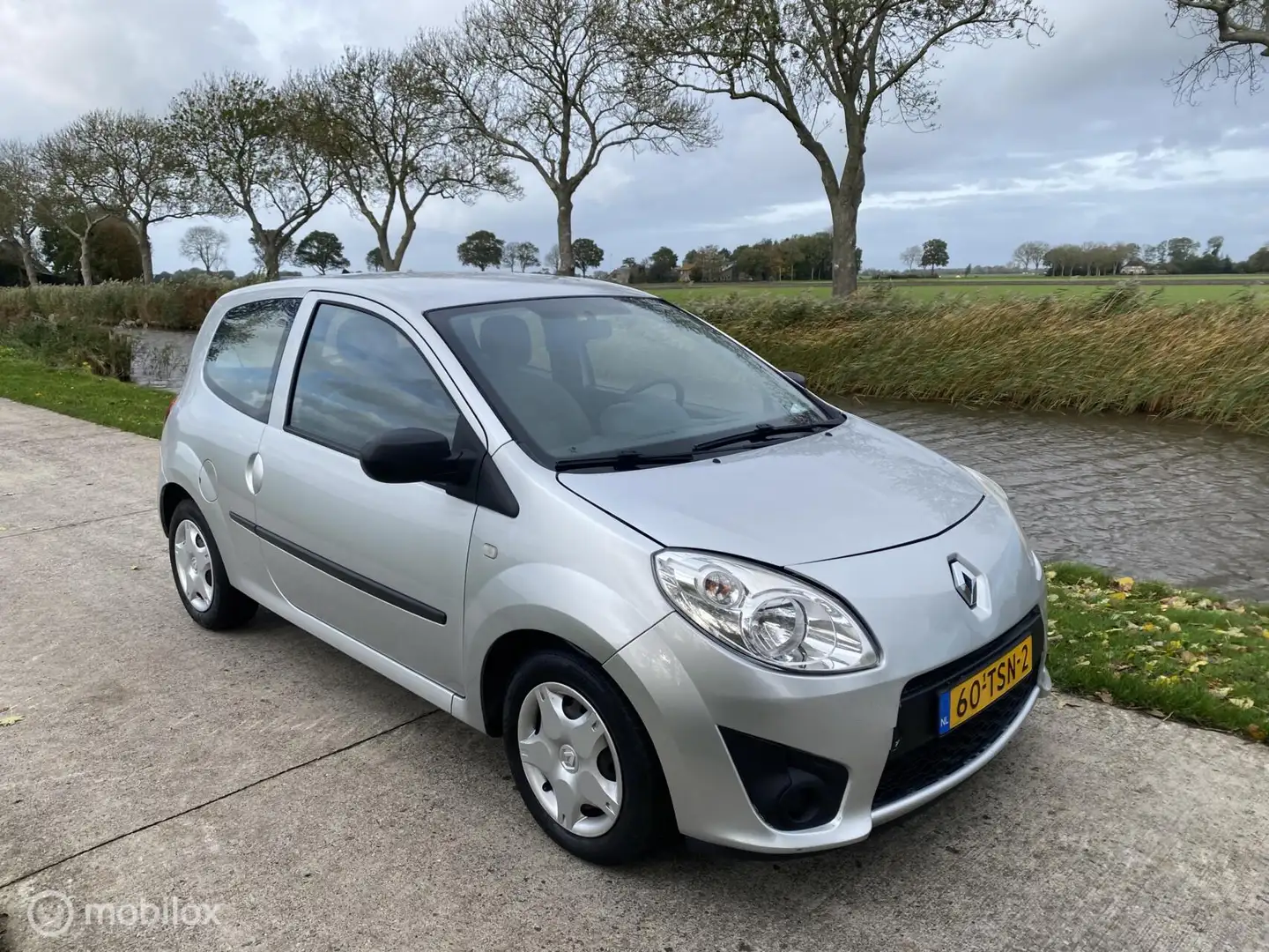 Renault Twingo 1.2 16V Authentique / Airco / Nw APK / NAP! Grijs - 2