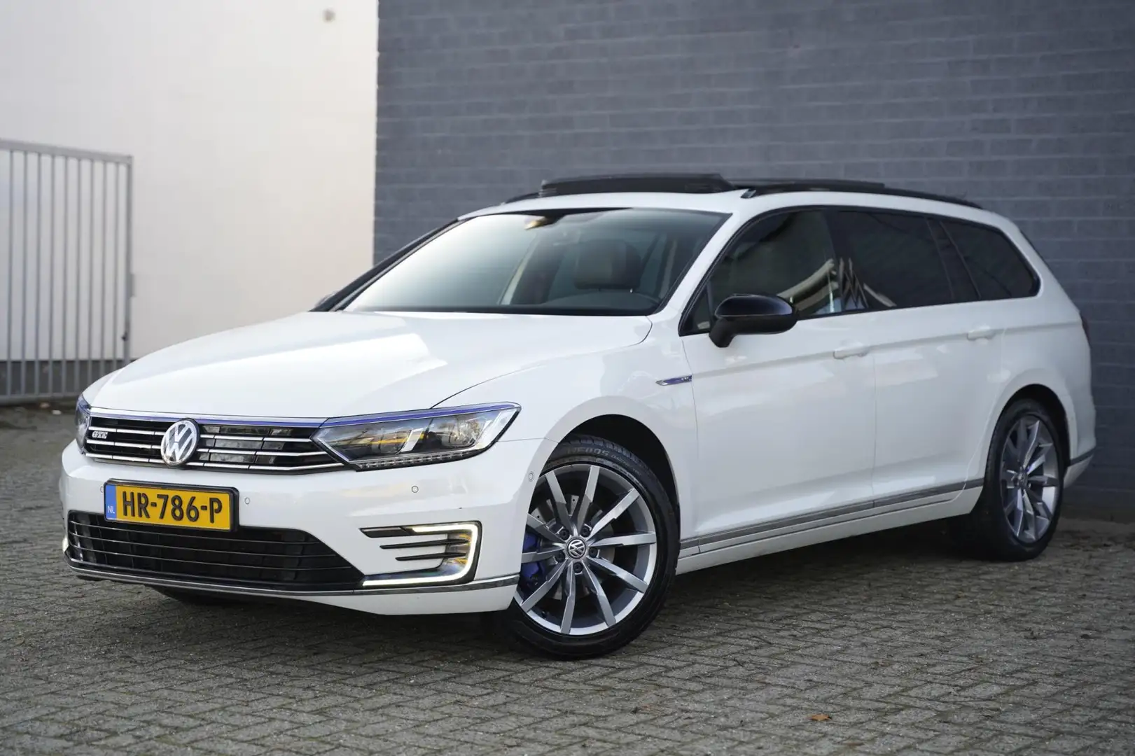 Volkswagen Passat Variant 1.4 TSI GTE Highline Trekhaak Pano Wit - 1