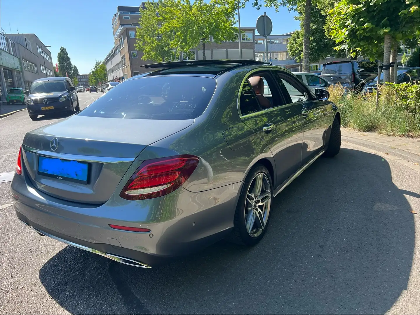 Mercedes-Benz E 200 Premium Plus AMG Grijs - 1