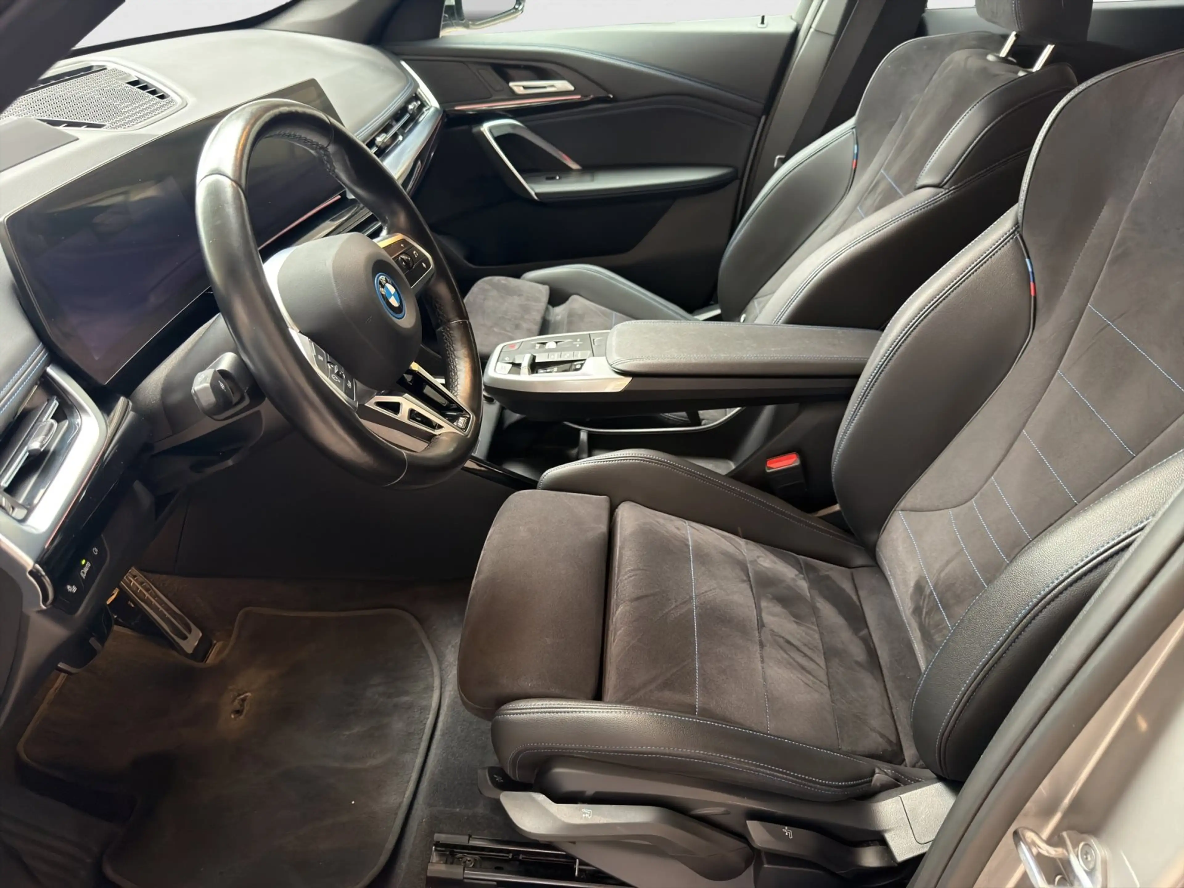 BMW iX 1 xDrive30 M Sport/LCPro/Head.Up/PA+/DA+/AHK — photo 10