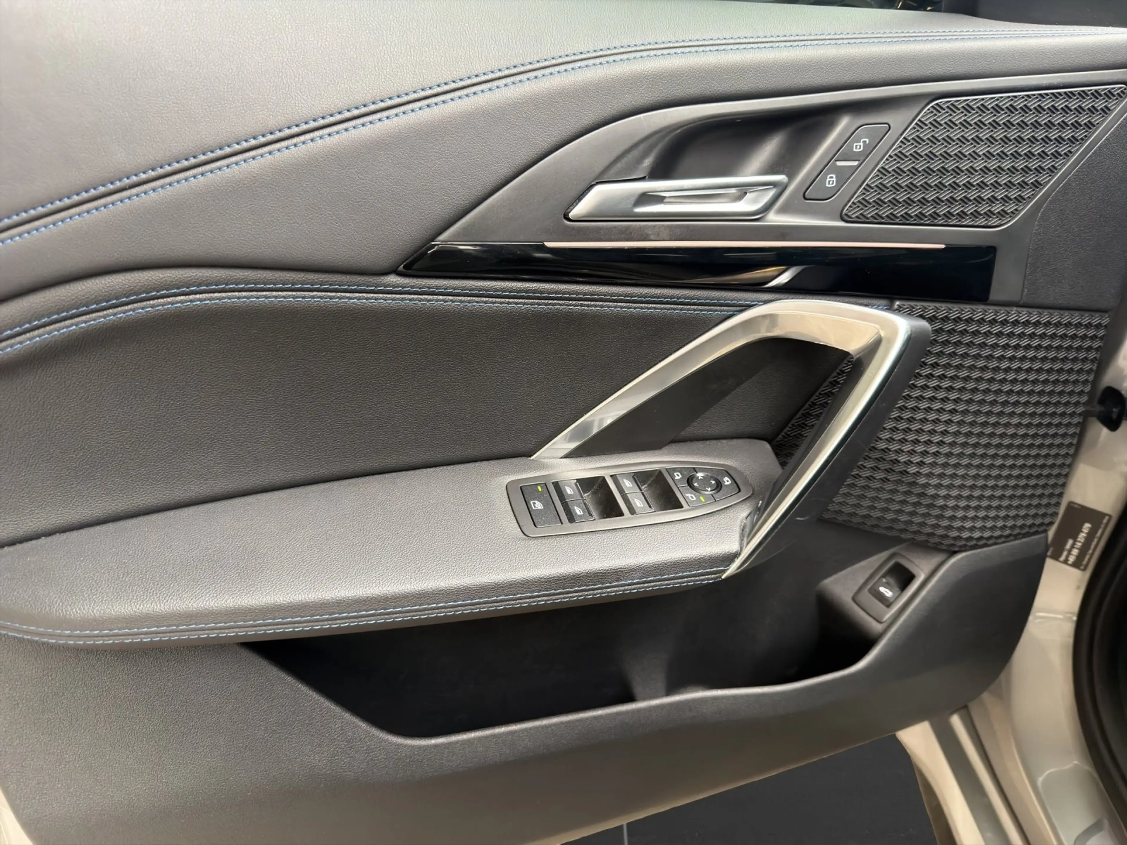 BMW iX 1 xDrive30 M Sport/LCPro/Head.Up/PA+/DA+/AHK — photo 13