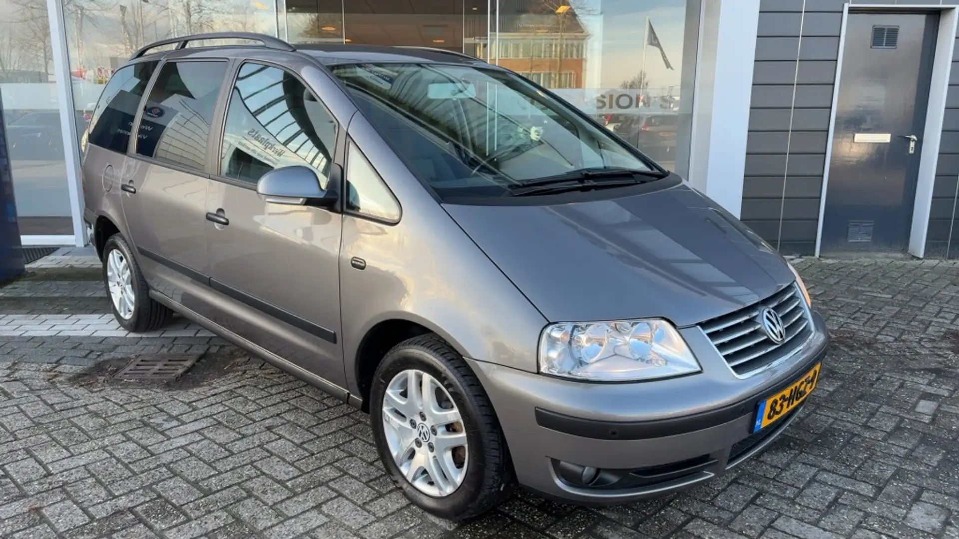 Volkswagen Sharan 2.0 Trendline Trekhaak Navi PDC Airco Grau - 2