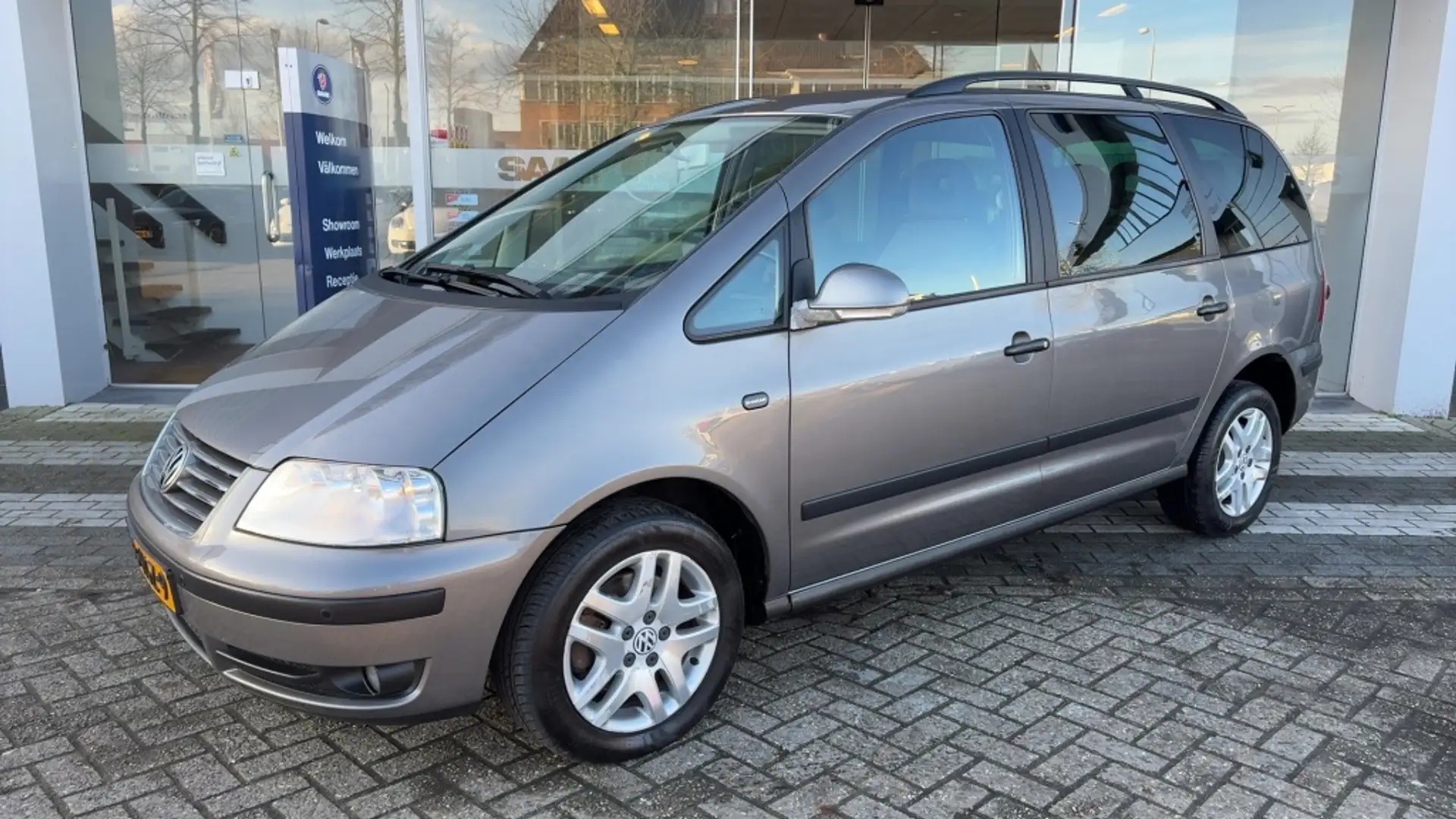 Volkswagen Sharan 2.0 Trendline Trekhaak Navi PDC Airco Grau - 1