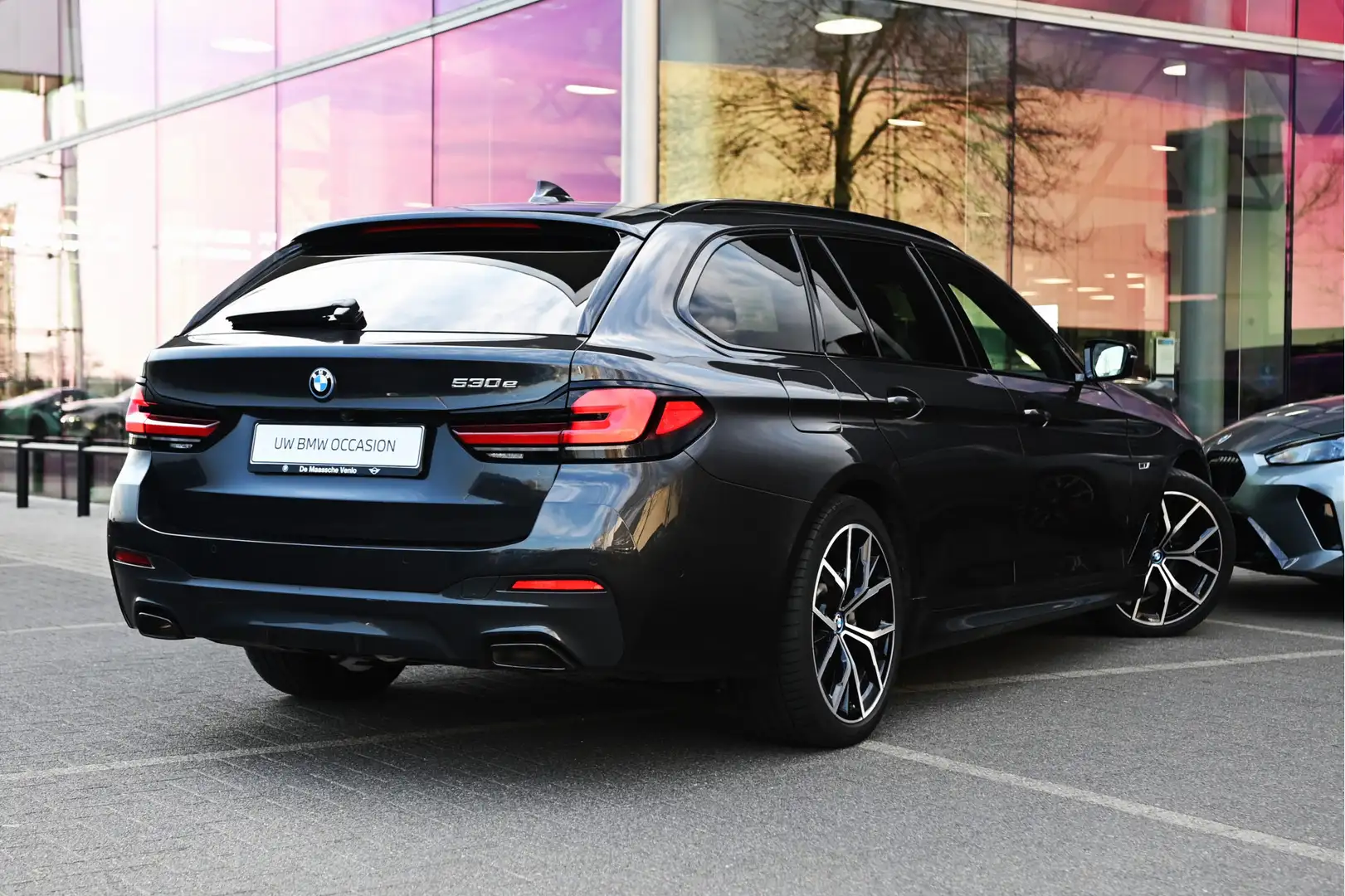 BMW 530 5 Serie Touring 530e High Executive M Sport Automa Grijs - 2