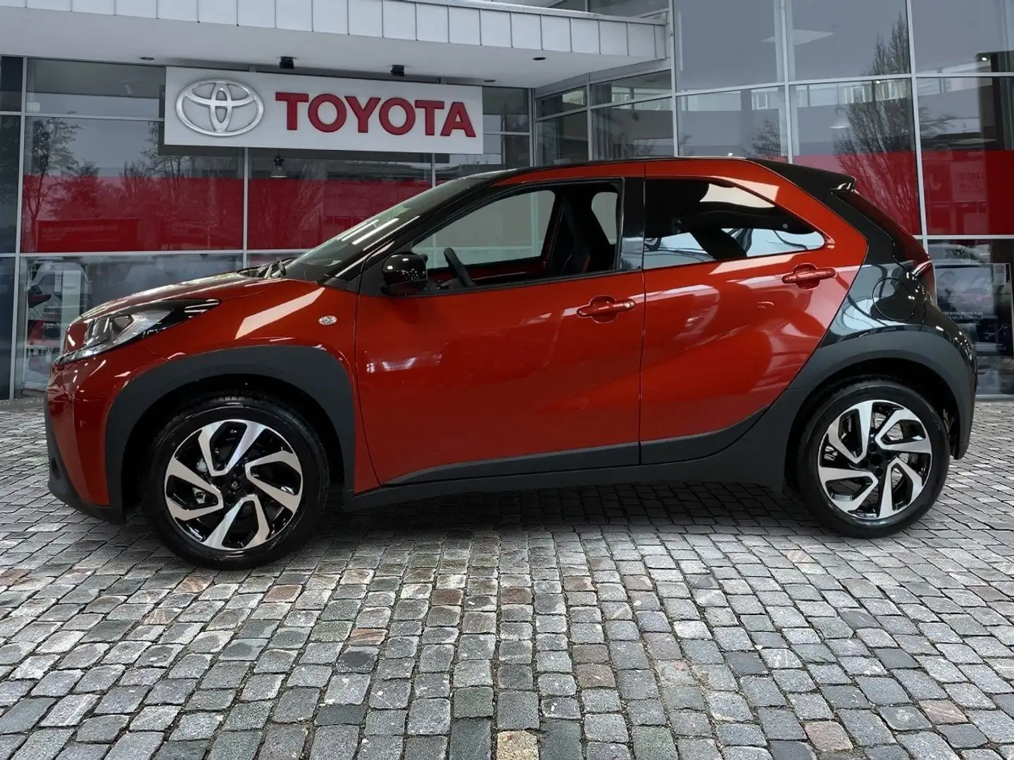 Toyota Aygo 1.0 Teamplayer ACC Fernlichtass. Kam. Navi Schwarz - 2