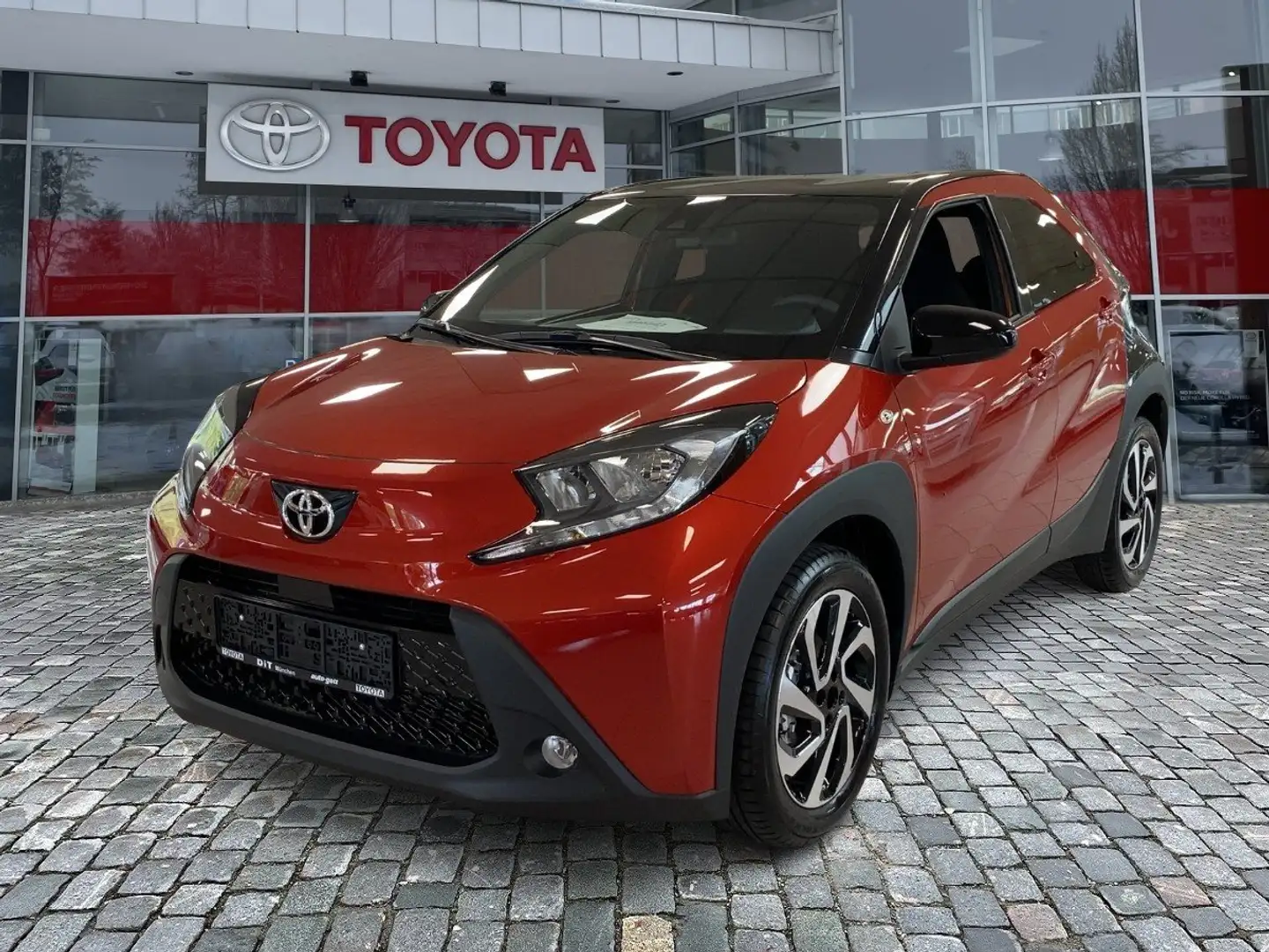 Toyota Aygo 1.0 Teamplayer ACC Fernlichtass. Kam. Navi Schwarz - 1